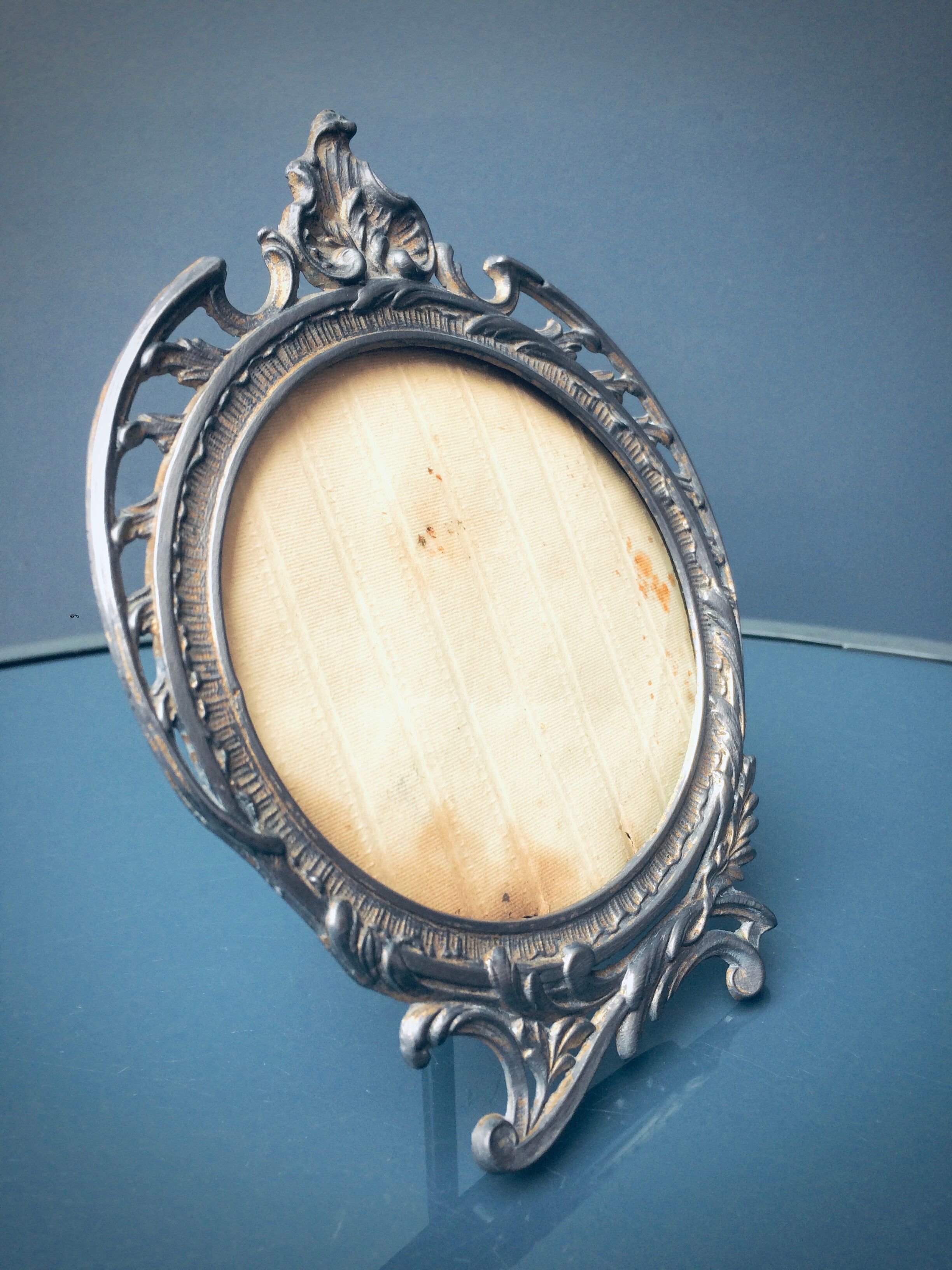 Former small oval frame on foot