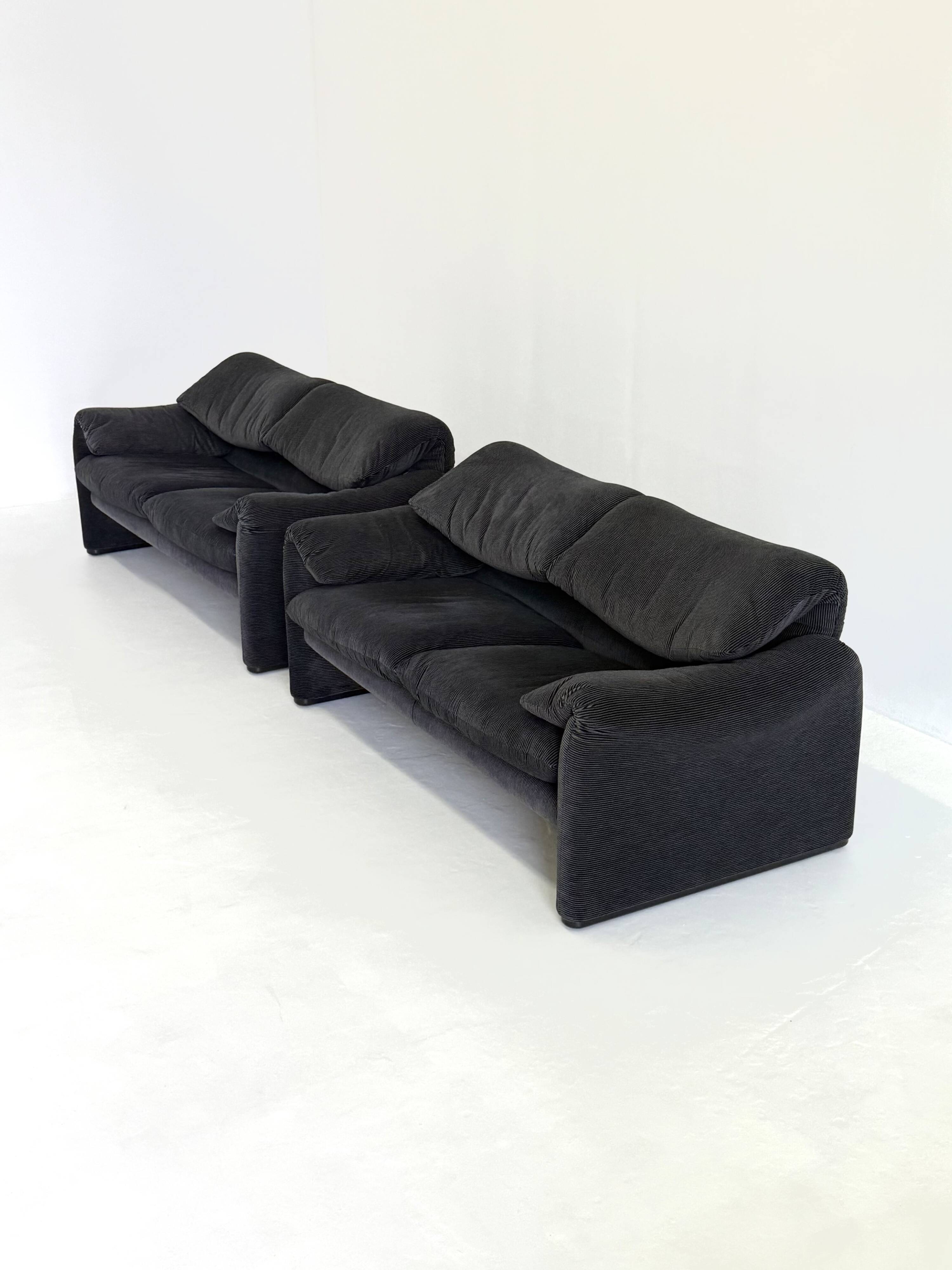 Cassina Maralunga 2 places noir-gris par Vico Magistretti
