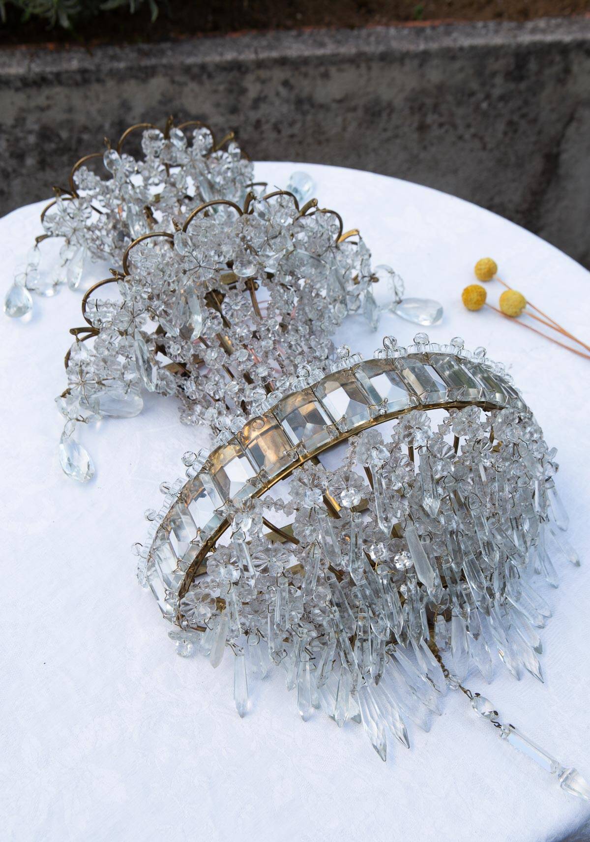 Paire de grandes appliques en laiton et cristal c. 1940s (57 cm)