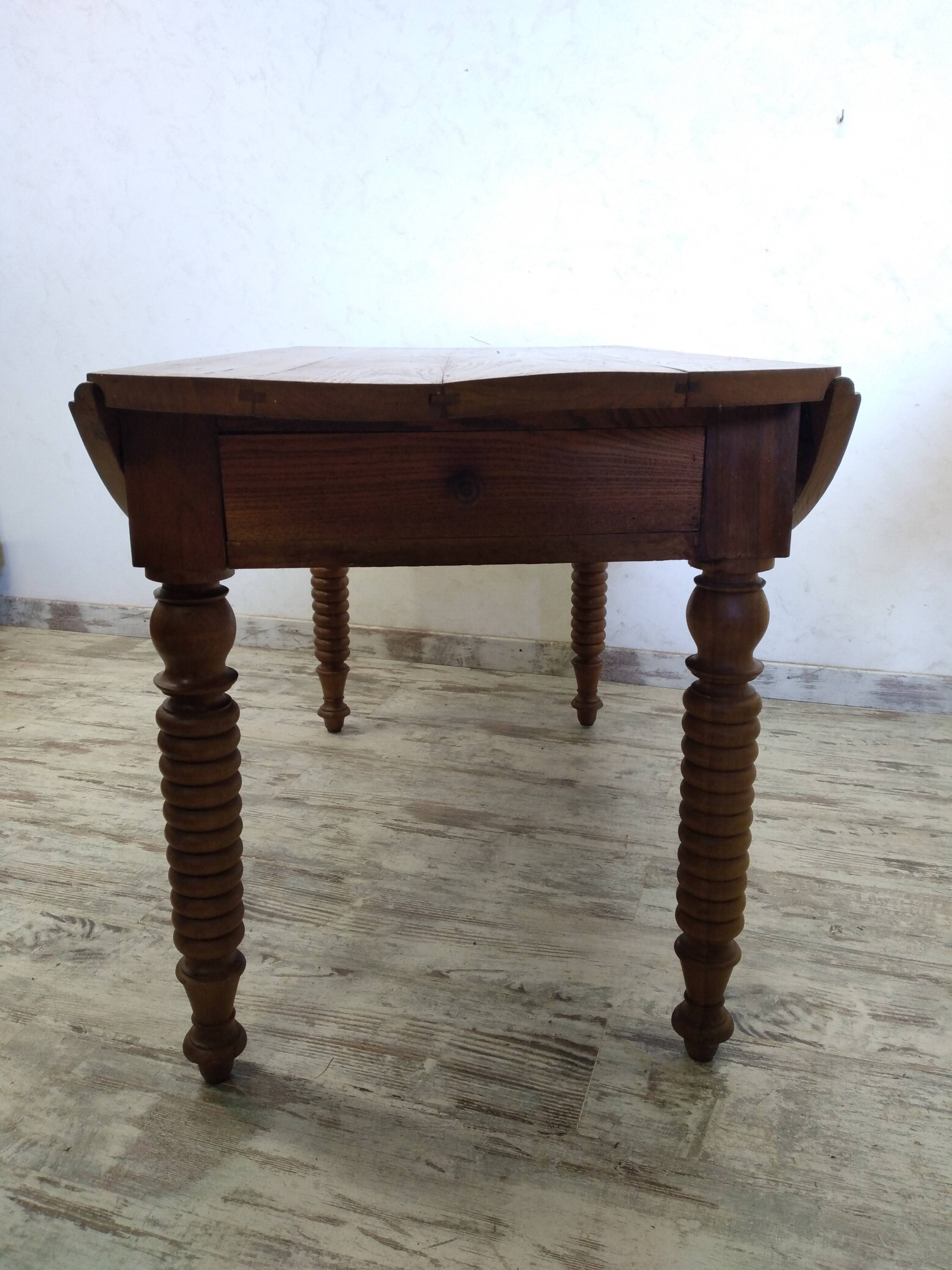 Drop-leaf table