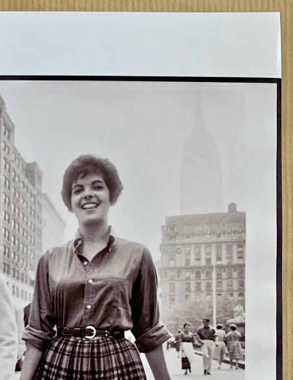 NEW YORK Années 50 – 2 jeunes femmes sur la 5°av - Élégance & Street Life