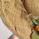 Chapeau de paille décoratif agrémenté de fleurs séchées
