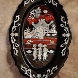 Plat de laque marquetes incrustations de nacre figurant 3 geishas / femmes devant un temple.