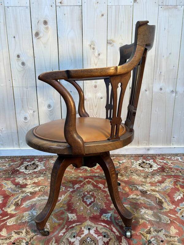 Swivel office chair