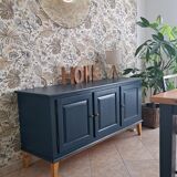 Buffet with red sweet sauce and blue garnish.