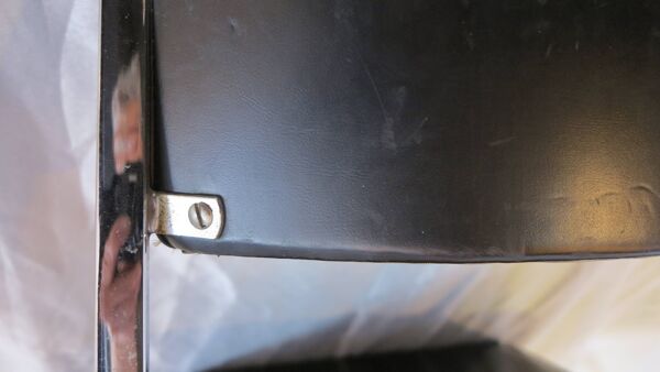 Chaise moderniste métal chromé et simili cuir noir