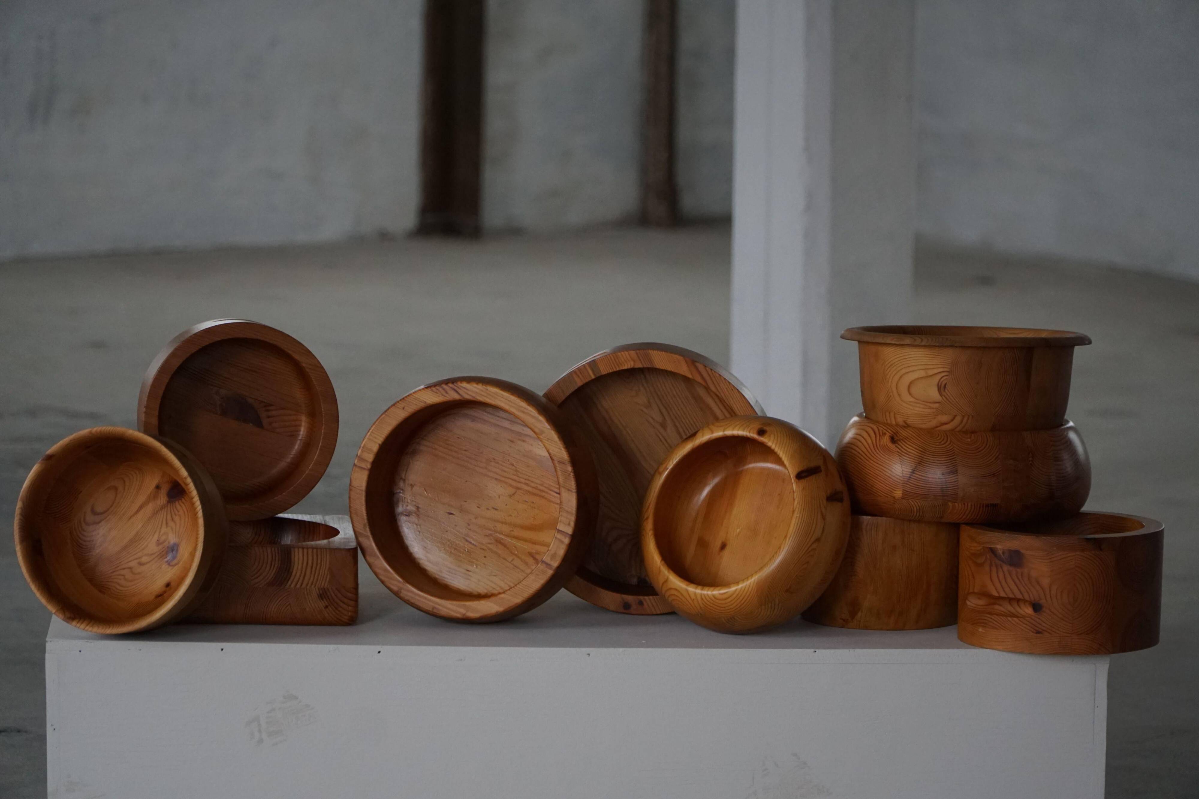 Set of 10 Scandinavian bowls in Swedish pine from the mid-century, made by Holmbergs & Varnamo, 1970s.