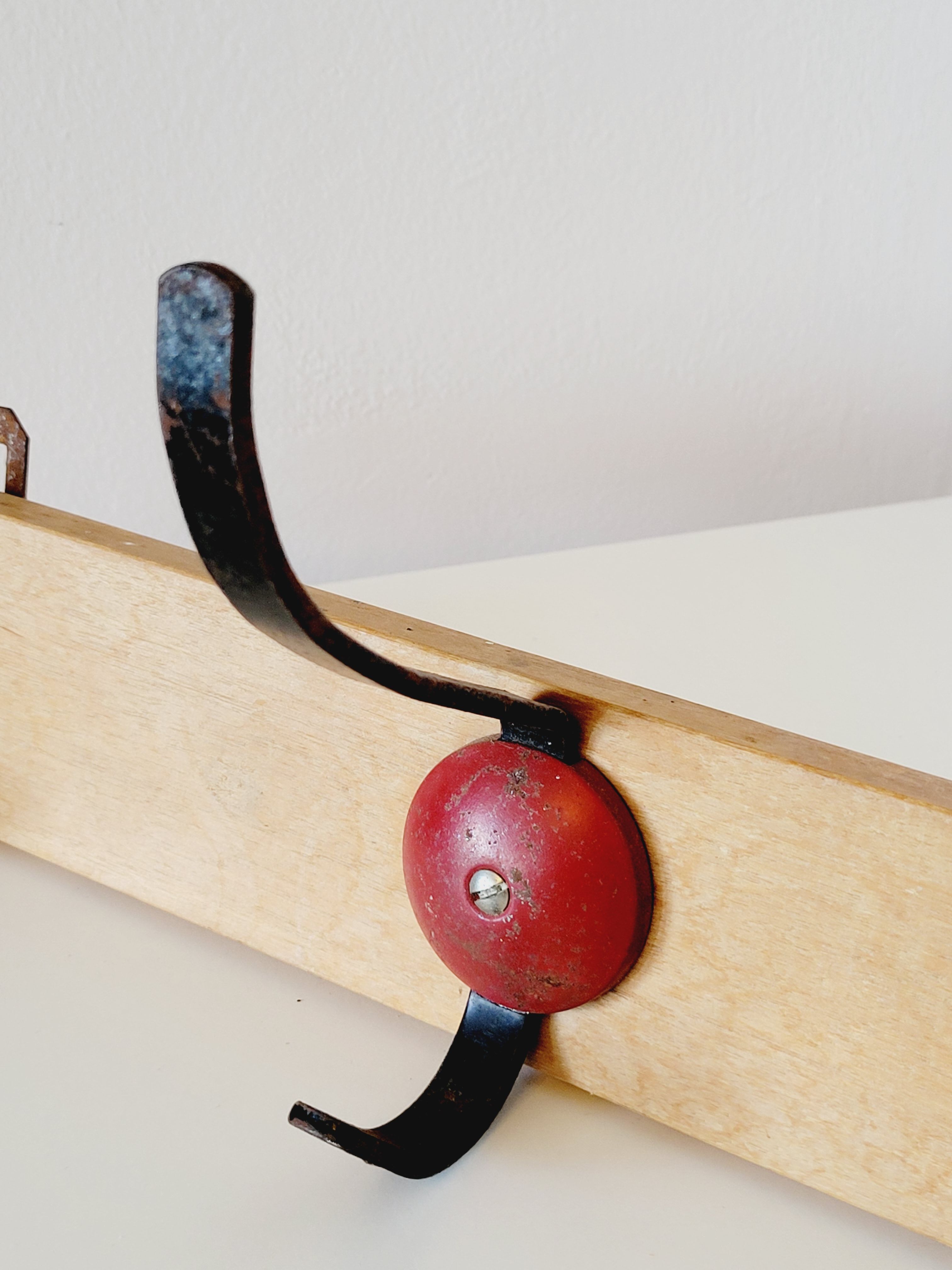 Industrial vintage coat rack 3 hooks in black and red metal