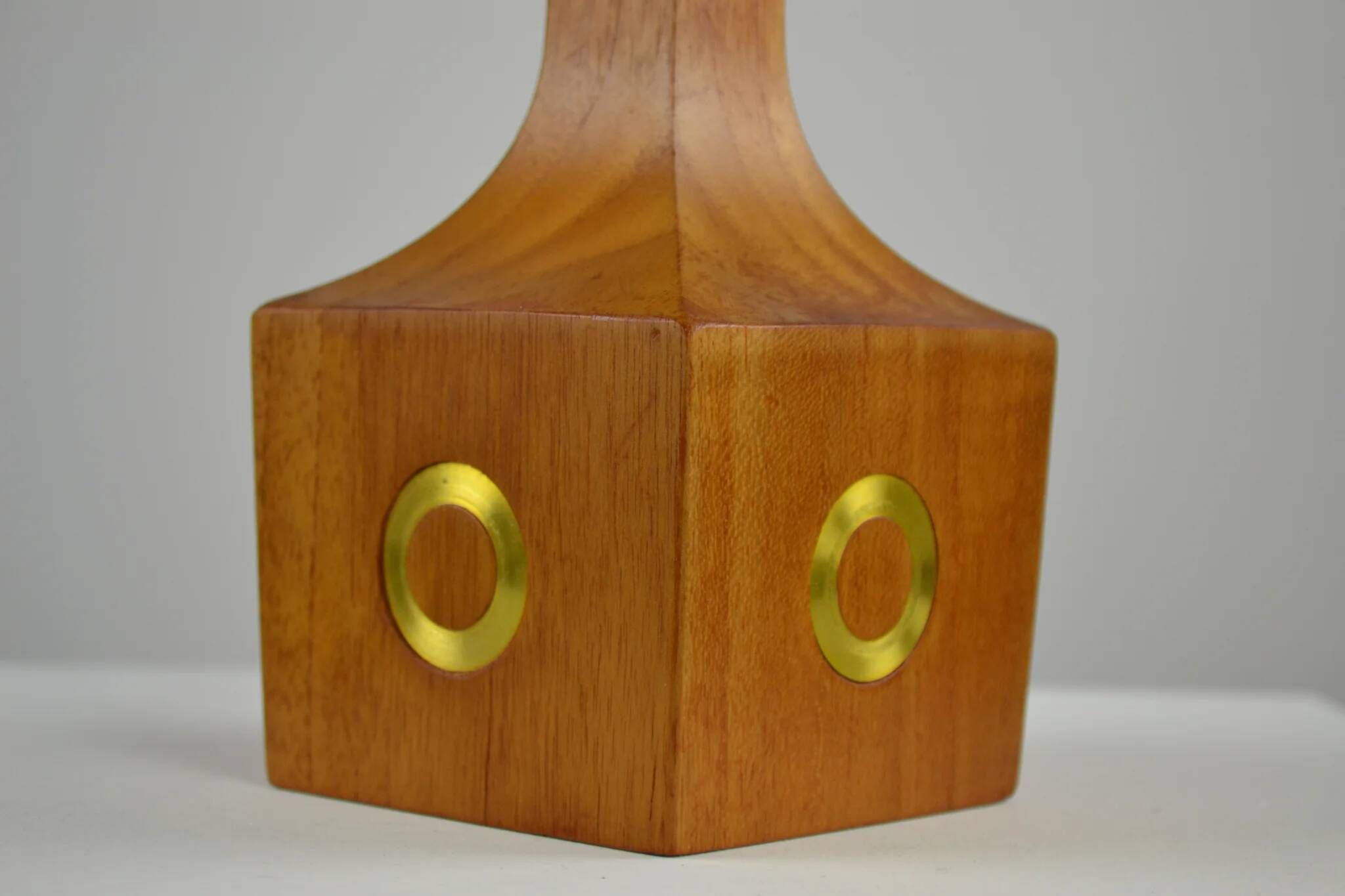 Lampe de table, teck et laiton, années 1960, Suède