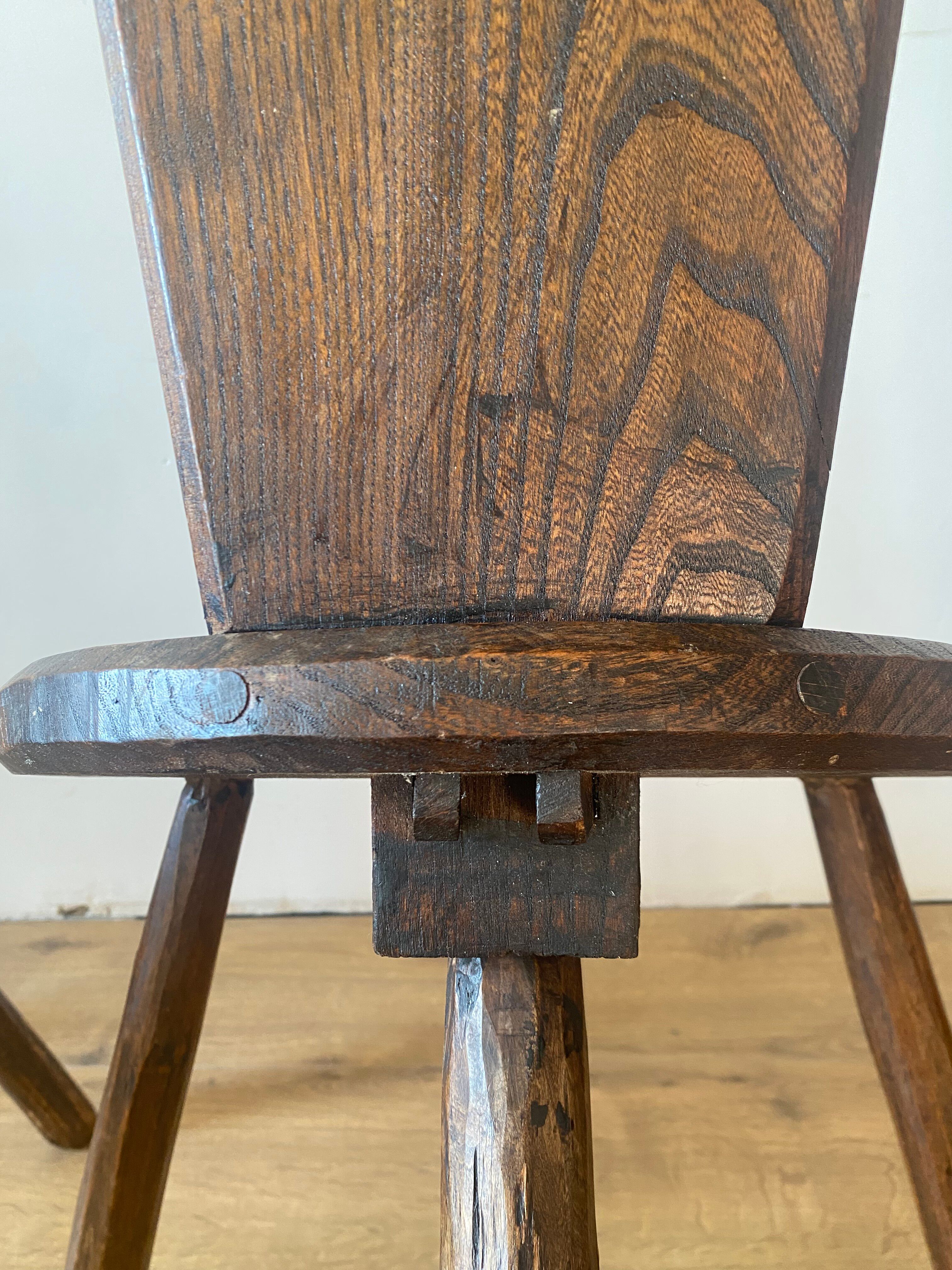 4 chaises tripode de ferme brutalistes
