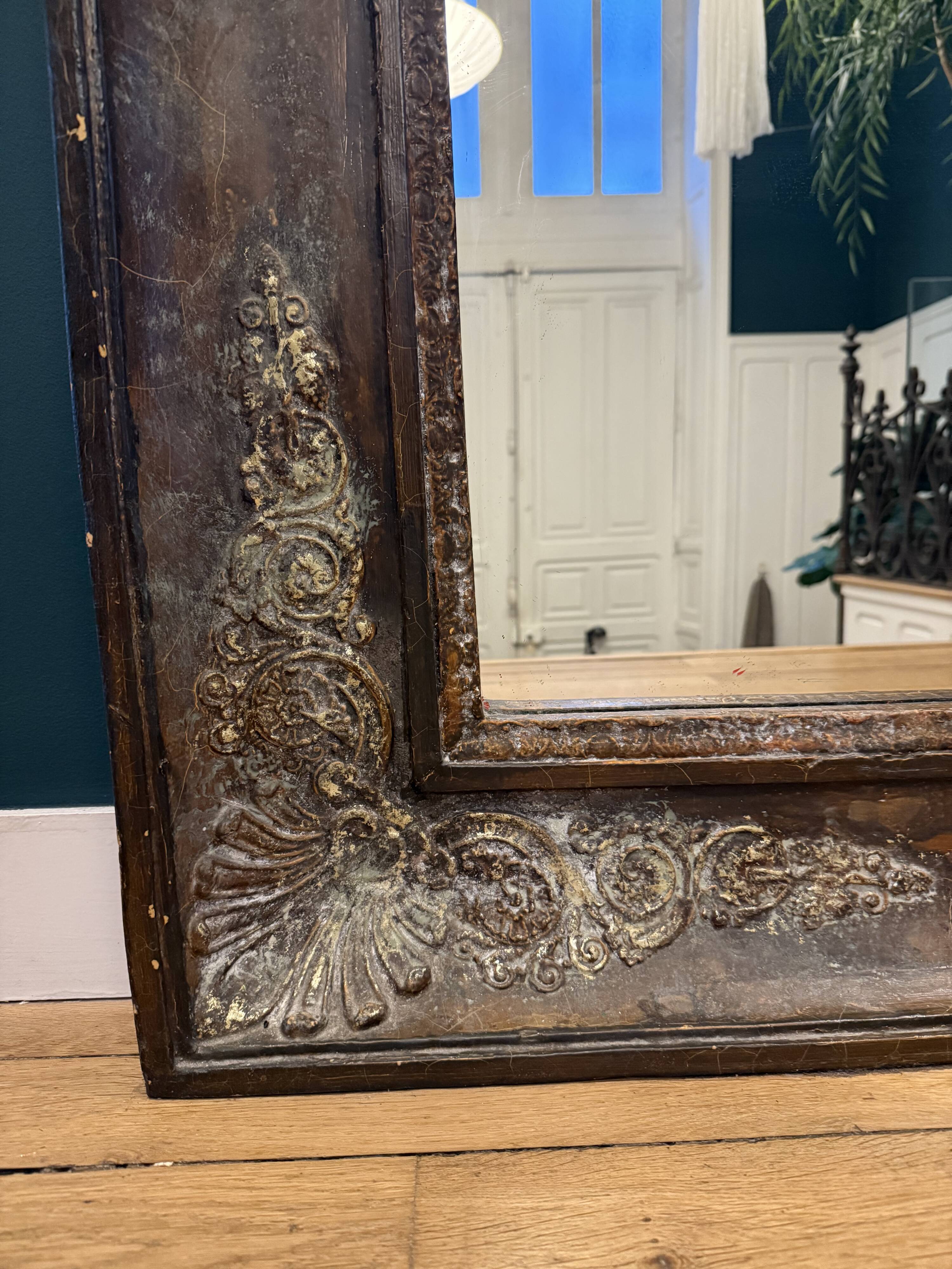 Very large mirror with a vintage effect.