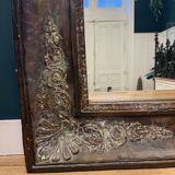 Very large mirror with a vintage effect.