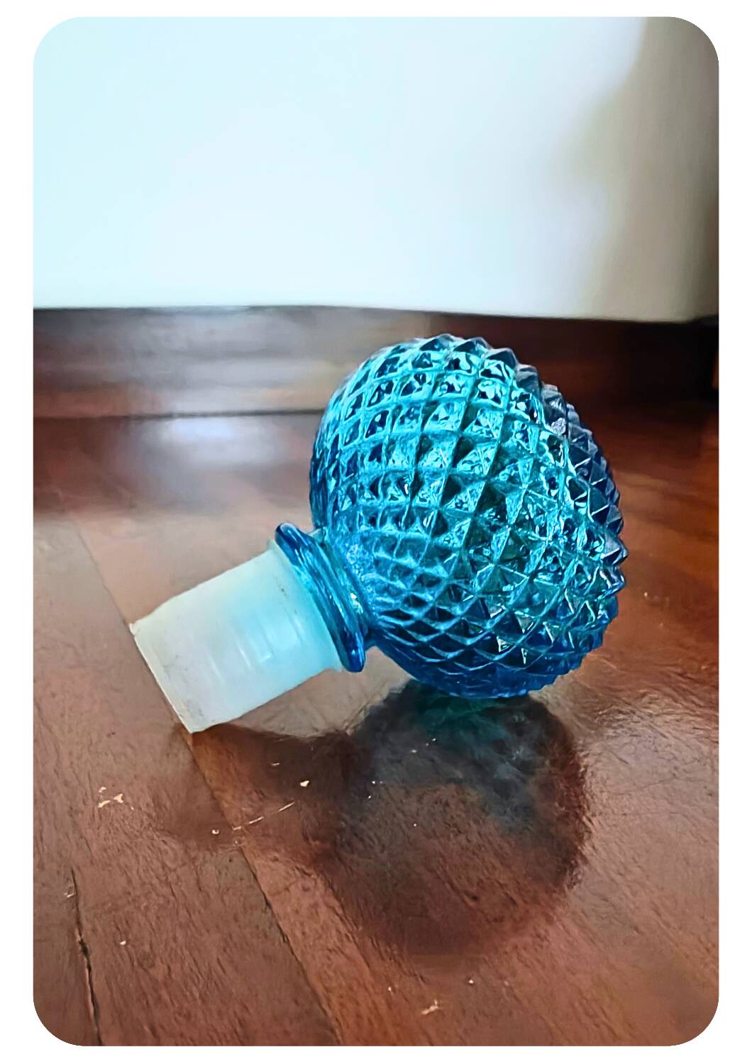 Bouteille en verre bleu belge vintage