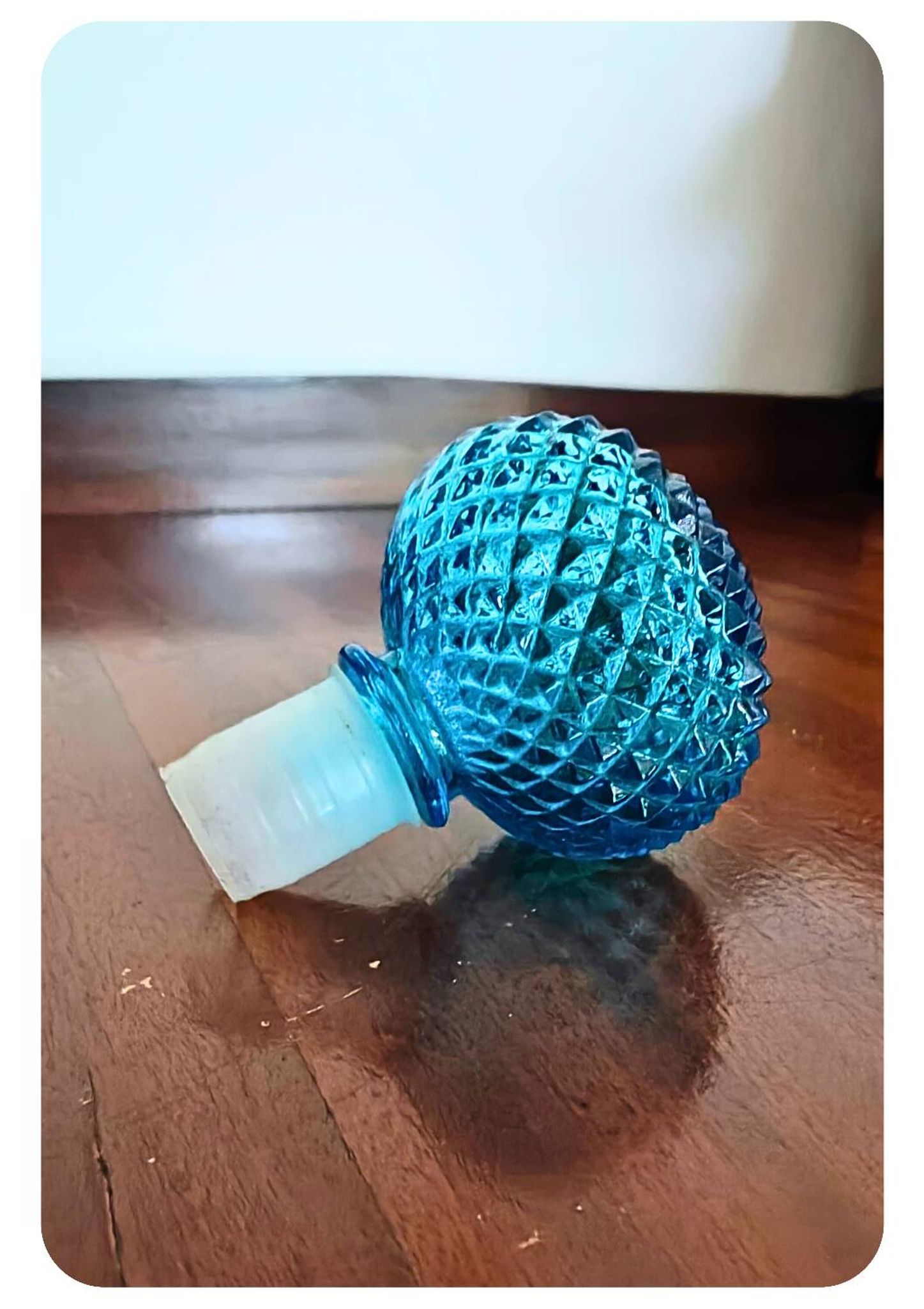 Bouteille en verre bleu belge vintage