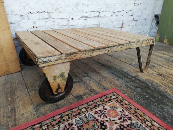 Table basse en bois et métal, ancien chariot industriel