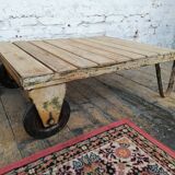 Table basse en bois et métal, ancien chariot industriel
