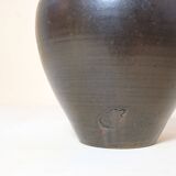 Vase en grès à col étroit à couverte brune.