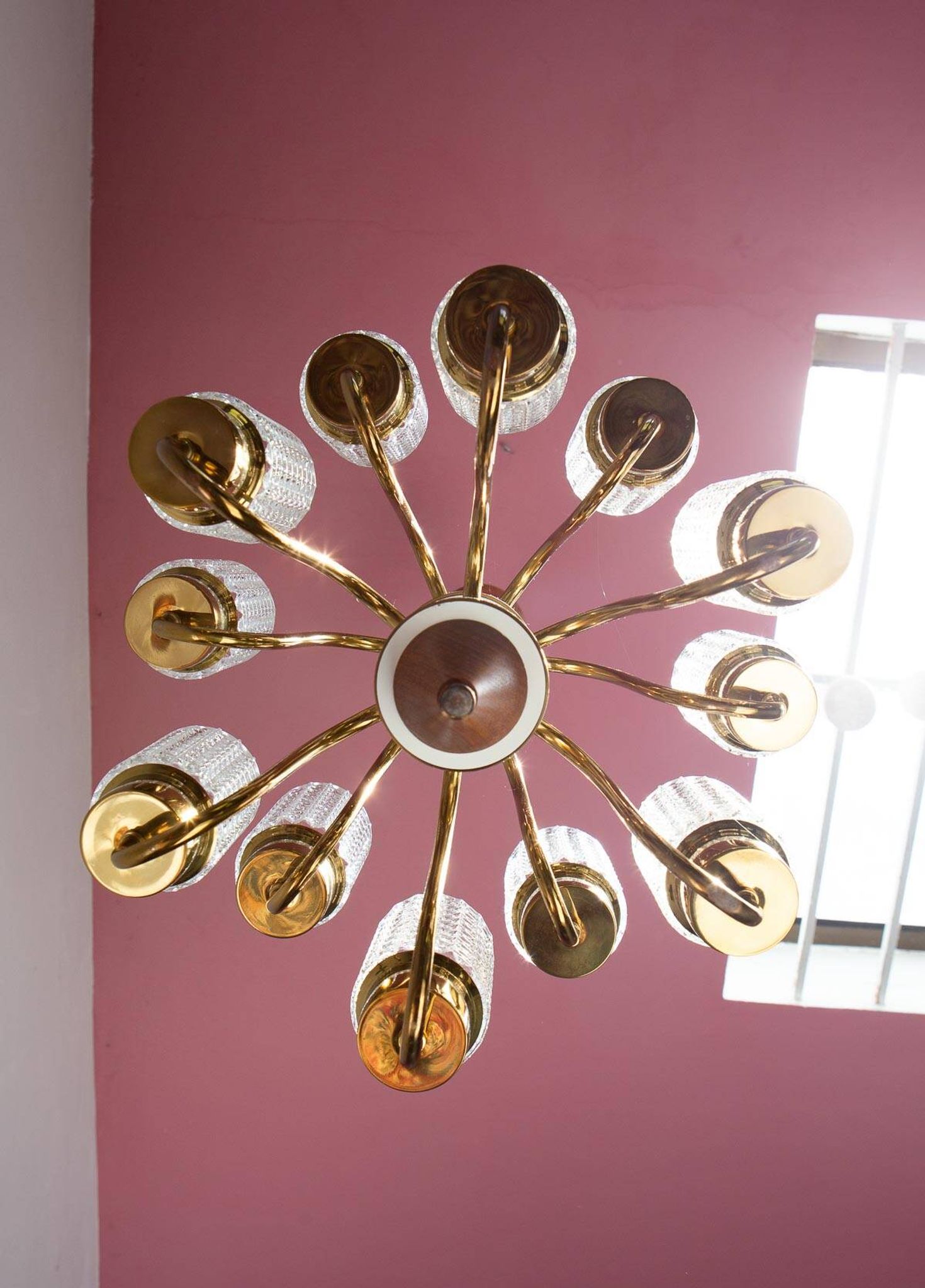 Swedish mid-century chandelier in teak with 12 tulips Eriksmalaglass (38 cm)