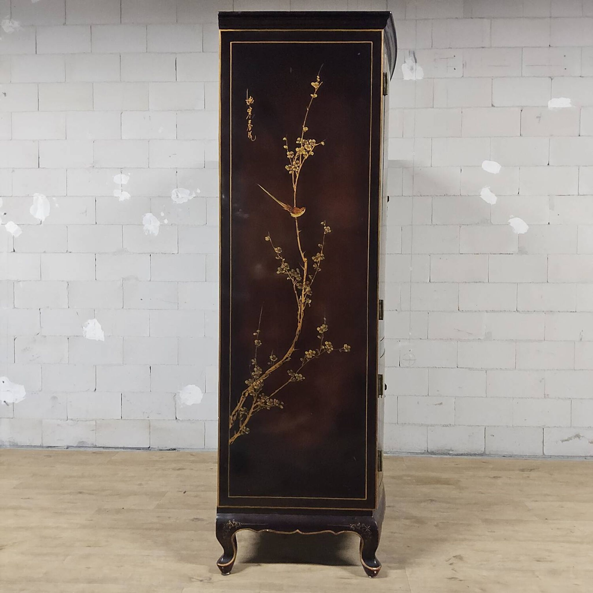 Vintage Chinese cabinet with gold leaf, flowers and birds / oriental