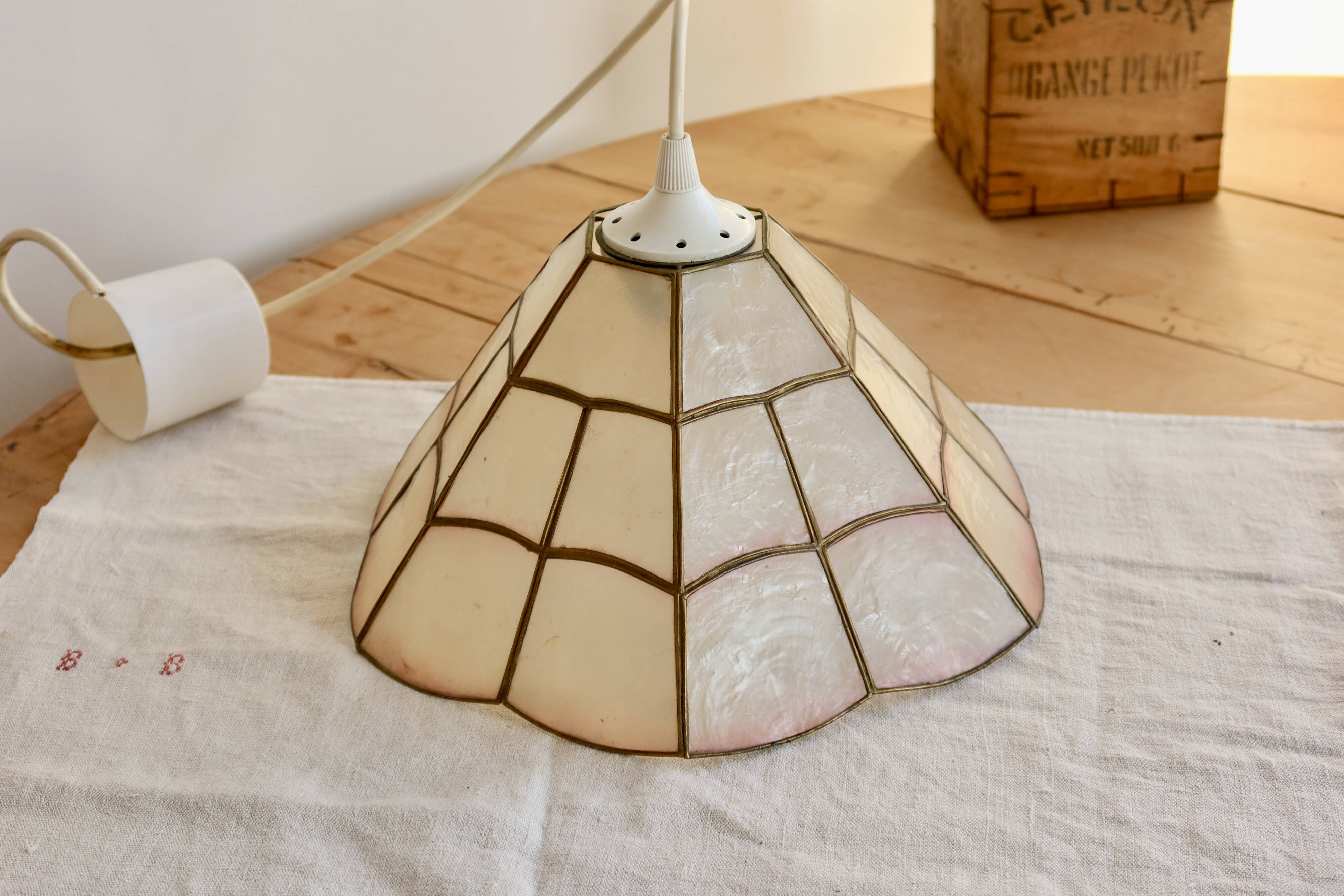 Vintage suspension in pink mother-of-pearl – Stained glass style