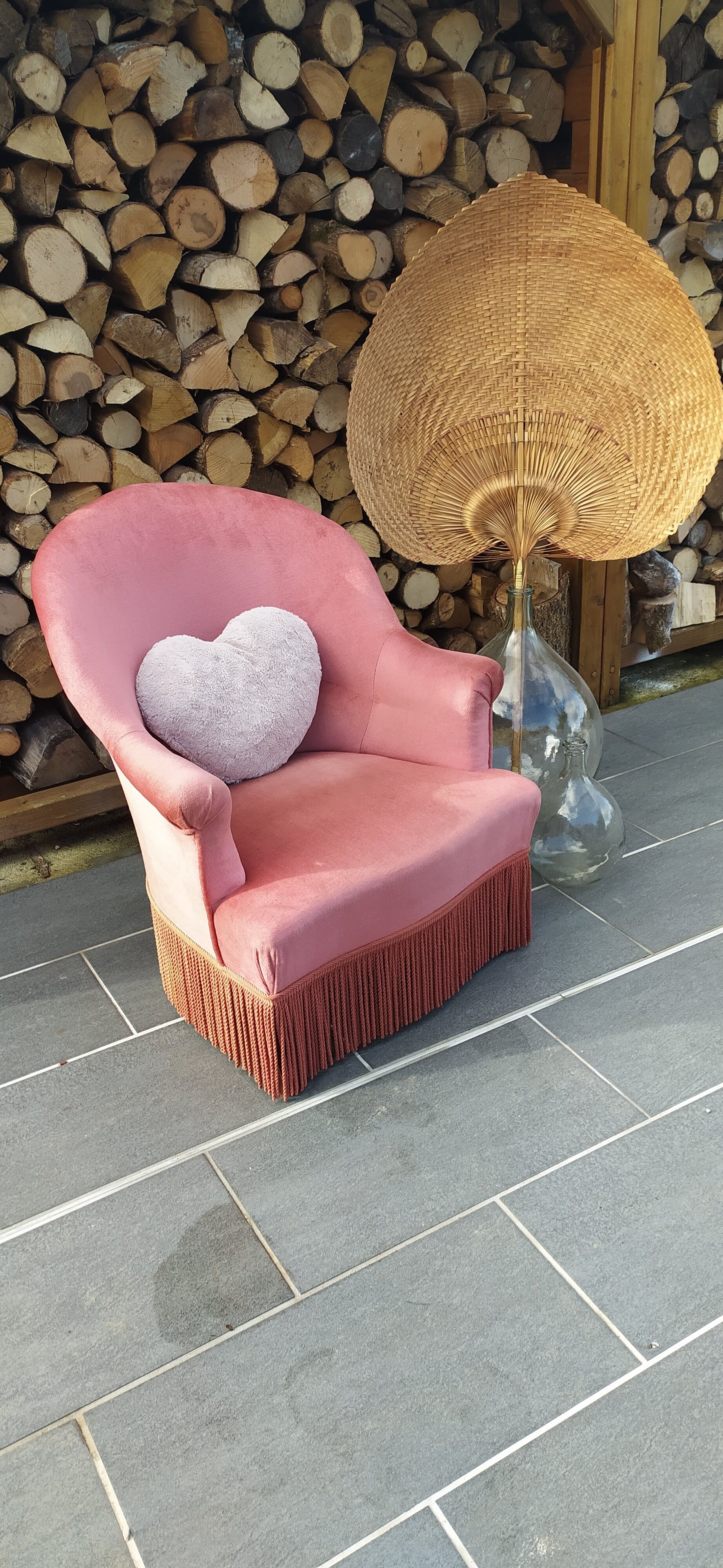 Pink velvet toad armchair with fringes