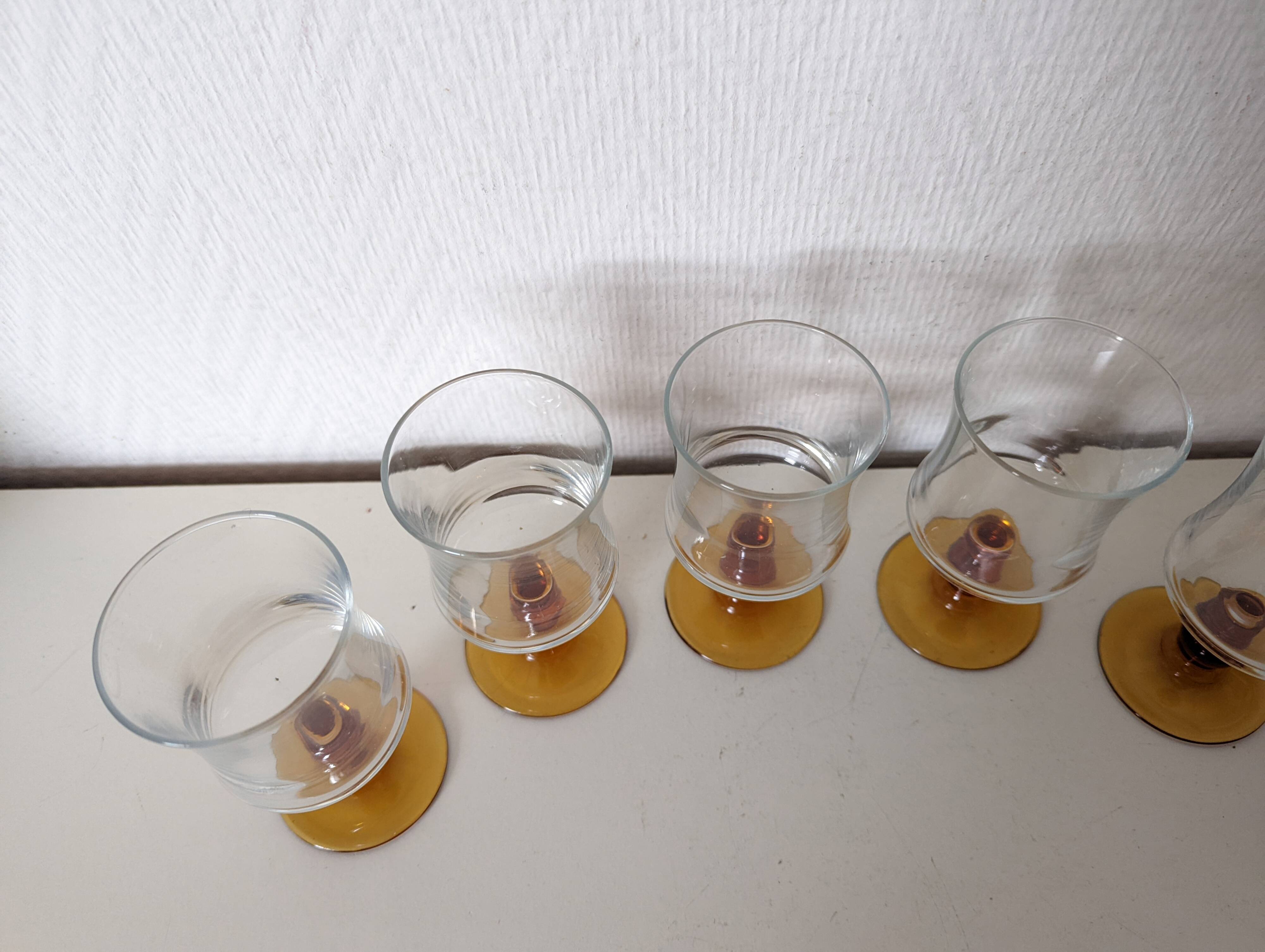verre à pied , eau ou vin , pied jaune