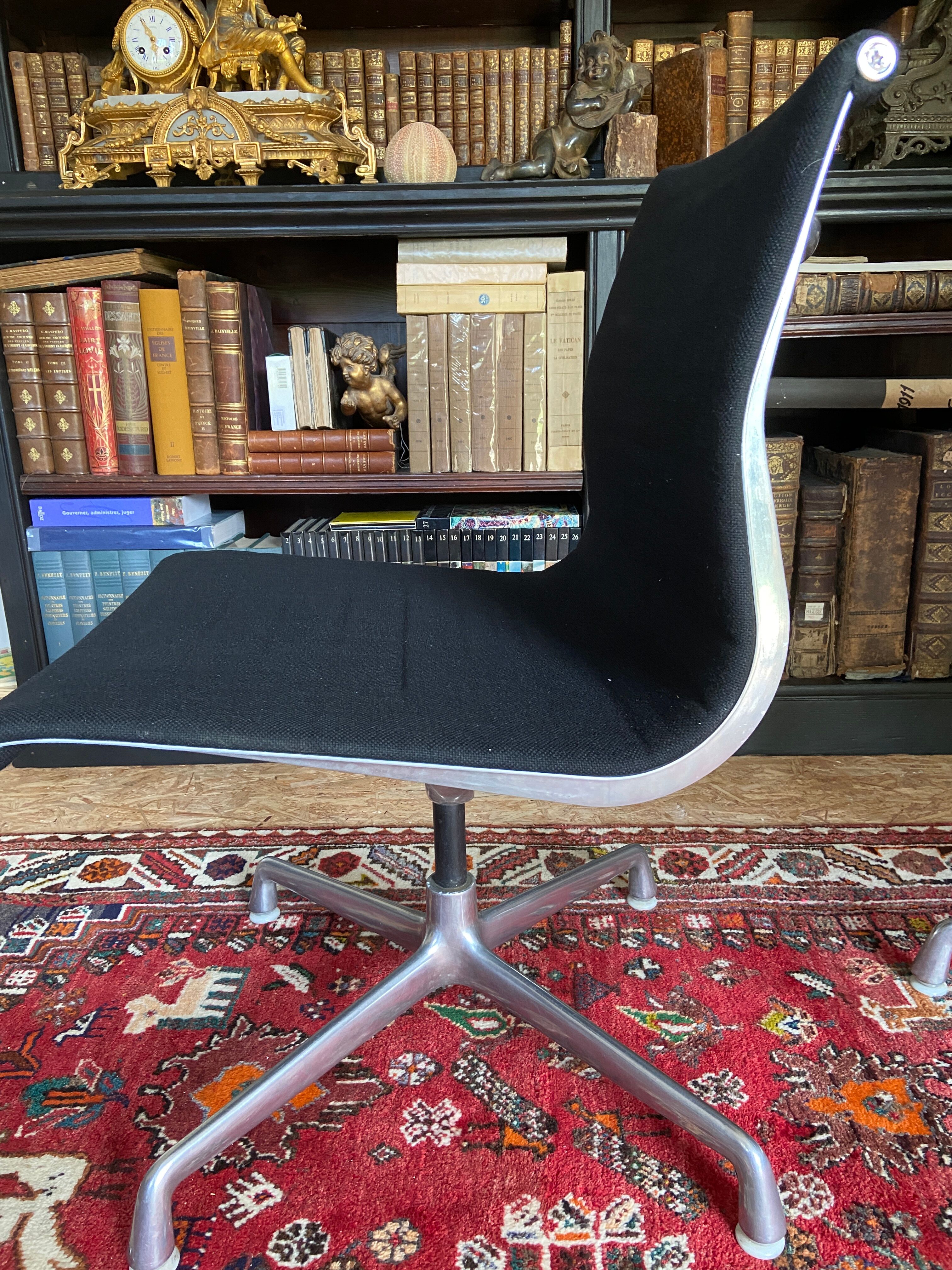 pair of Charles & Ray Eames chairs for Herman Miller model EA 106