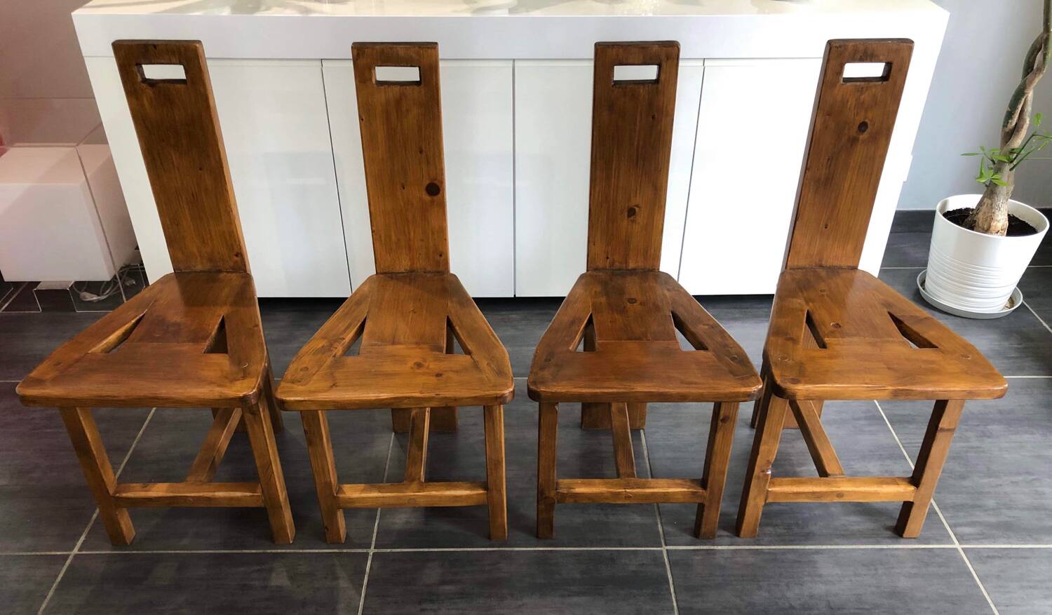 Suite of 4 brutalist-style tripod chairs