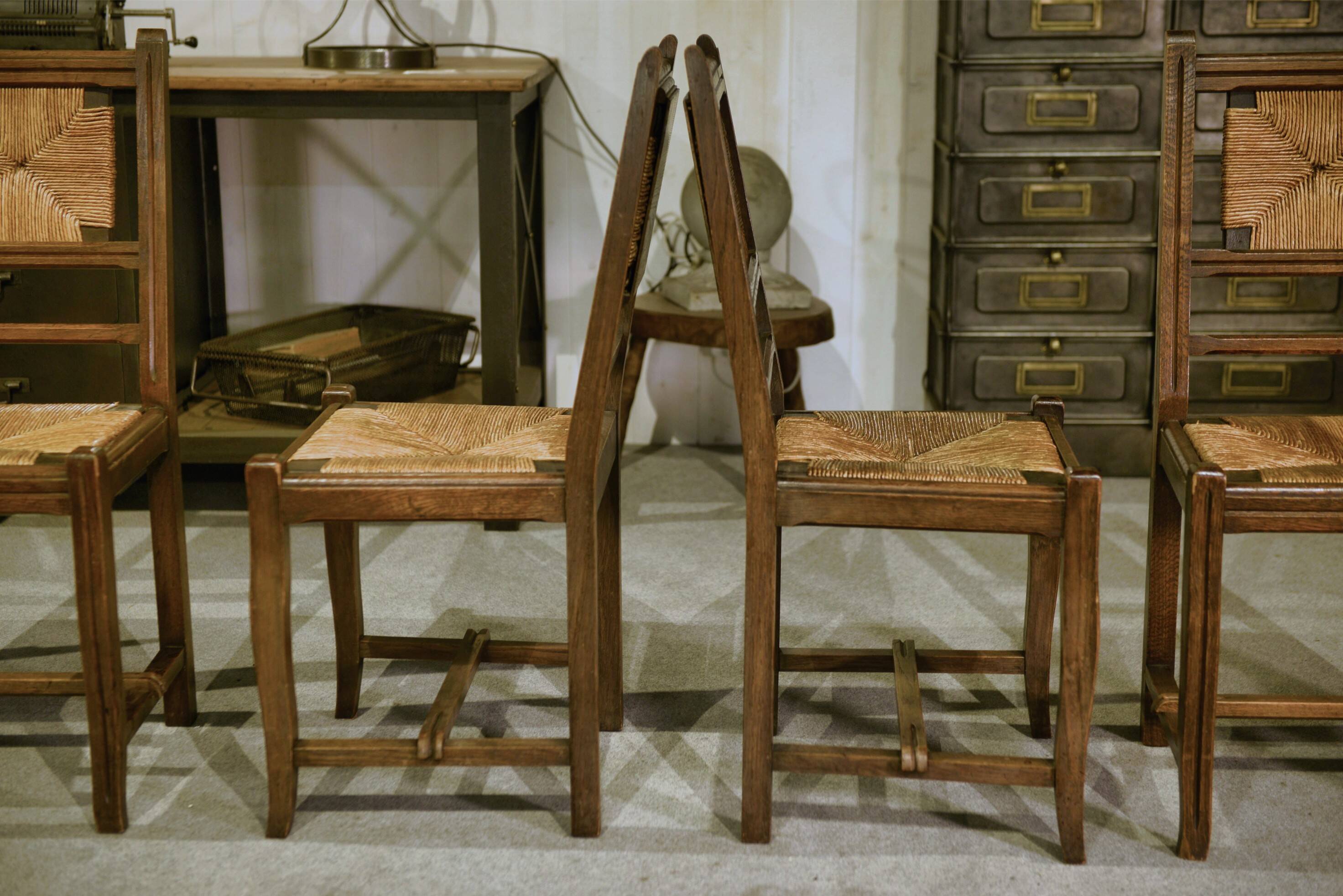 Set of 6 rustic oak chairs from the 1960s.