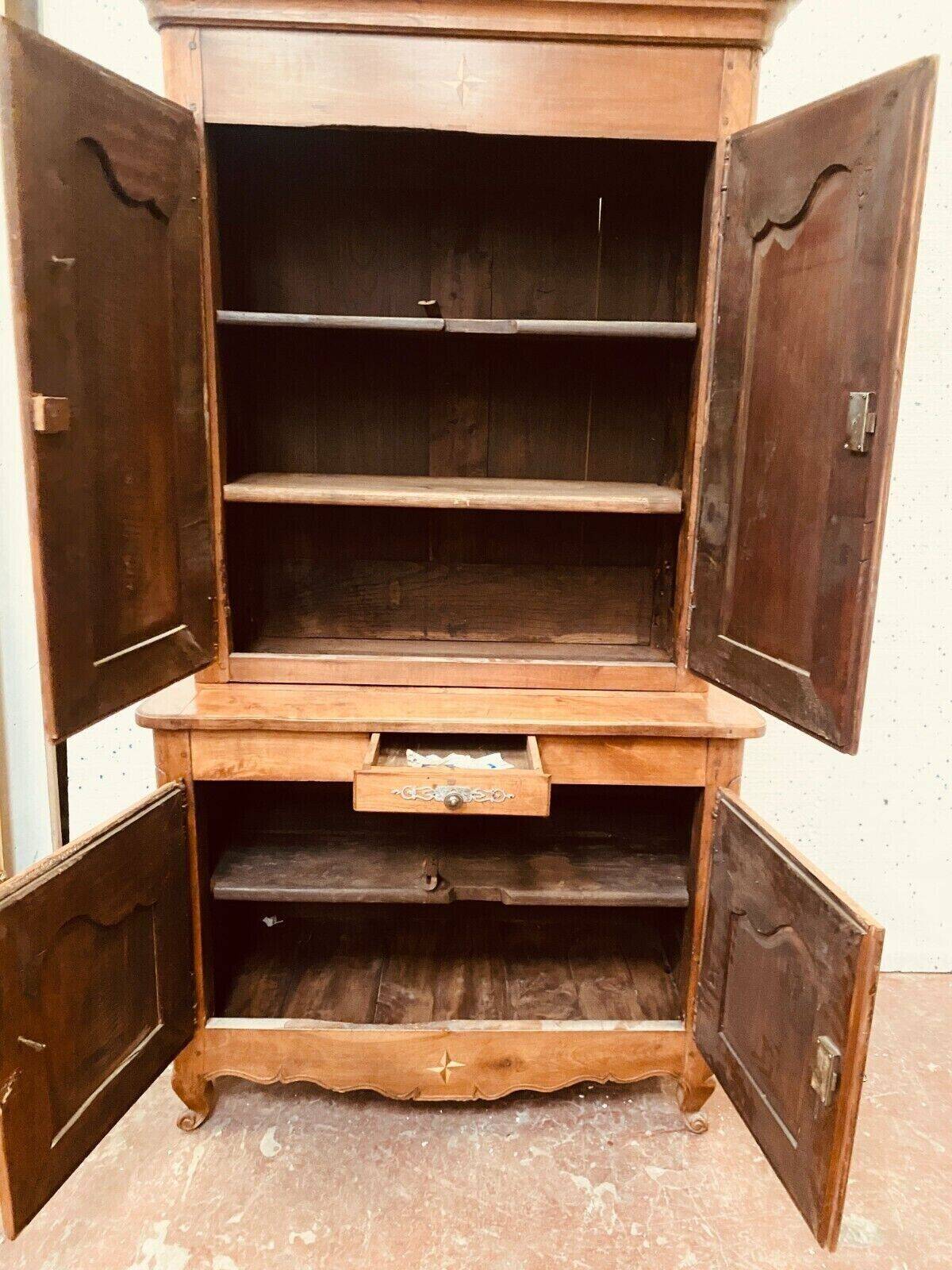 Buffet deux corps de style Louis XV en noyer massif XX siècle