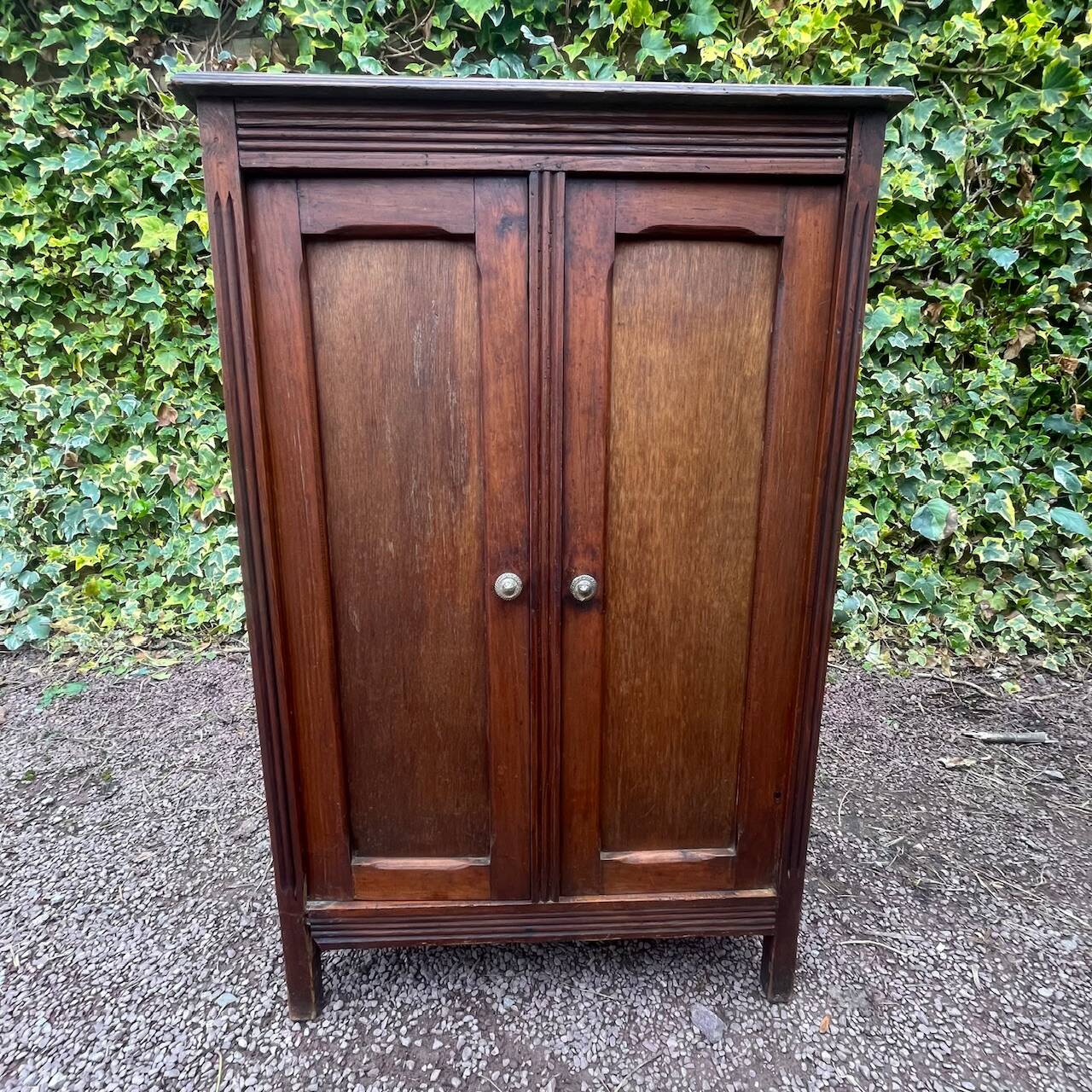 Small cabinet with 2 doors