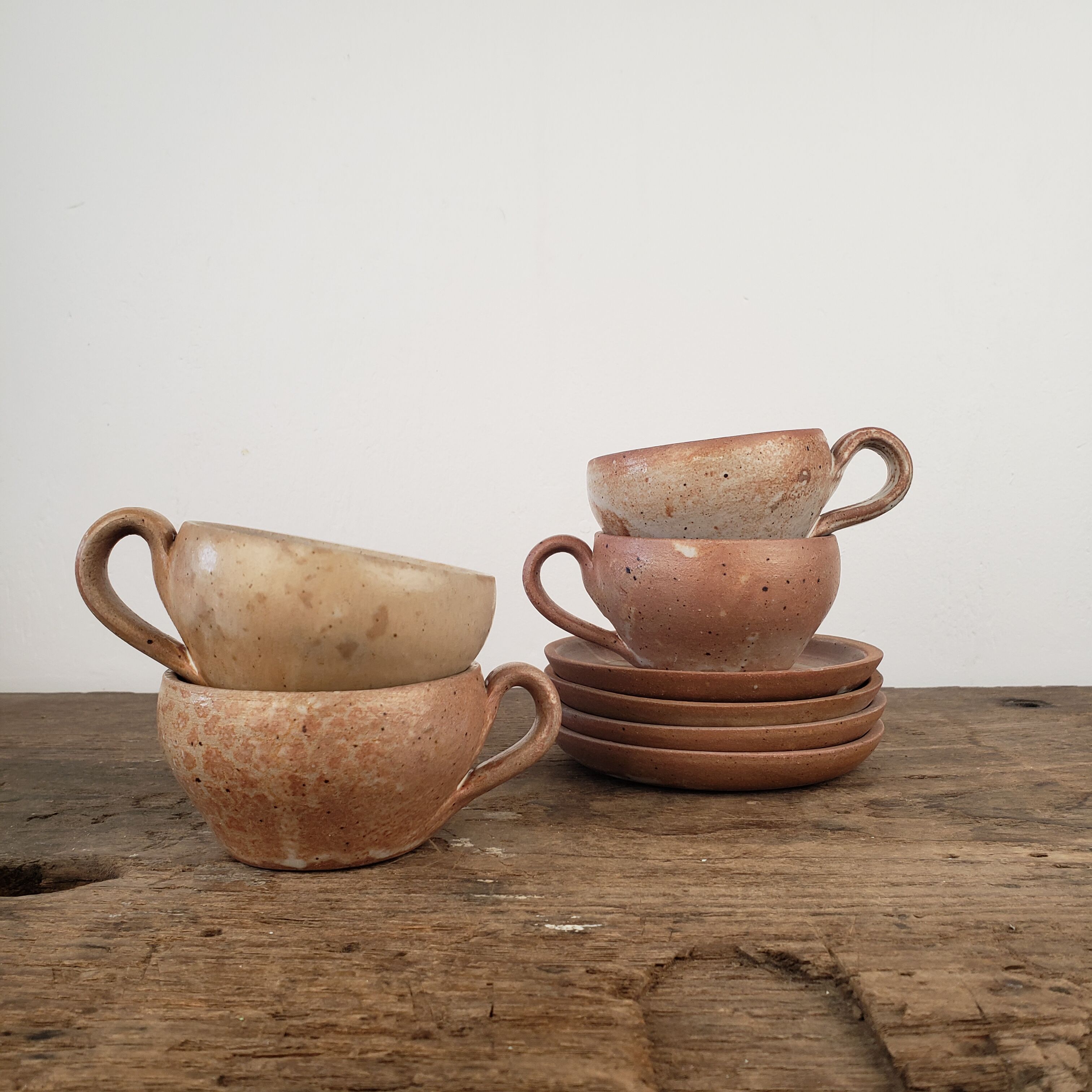 Tasses en grès avec soucoupes