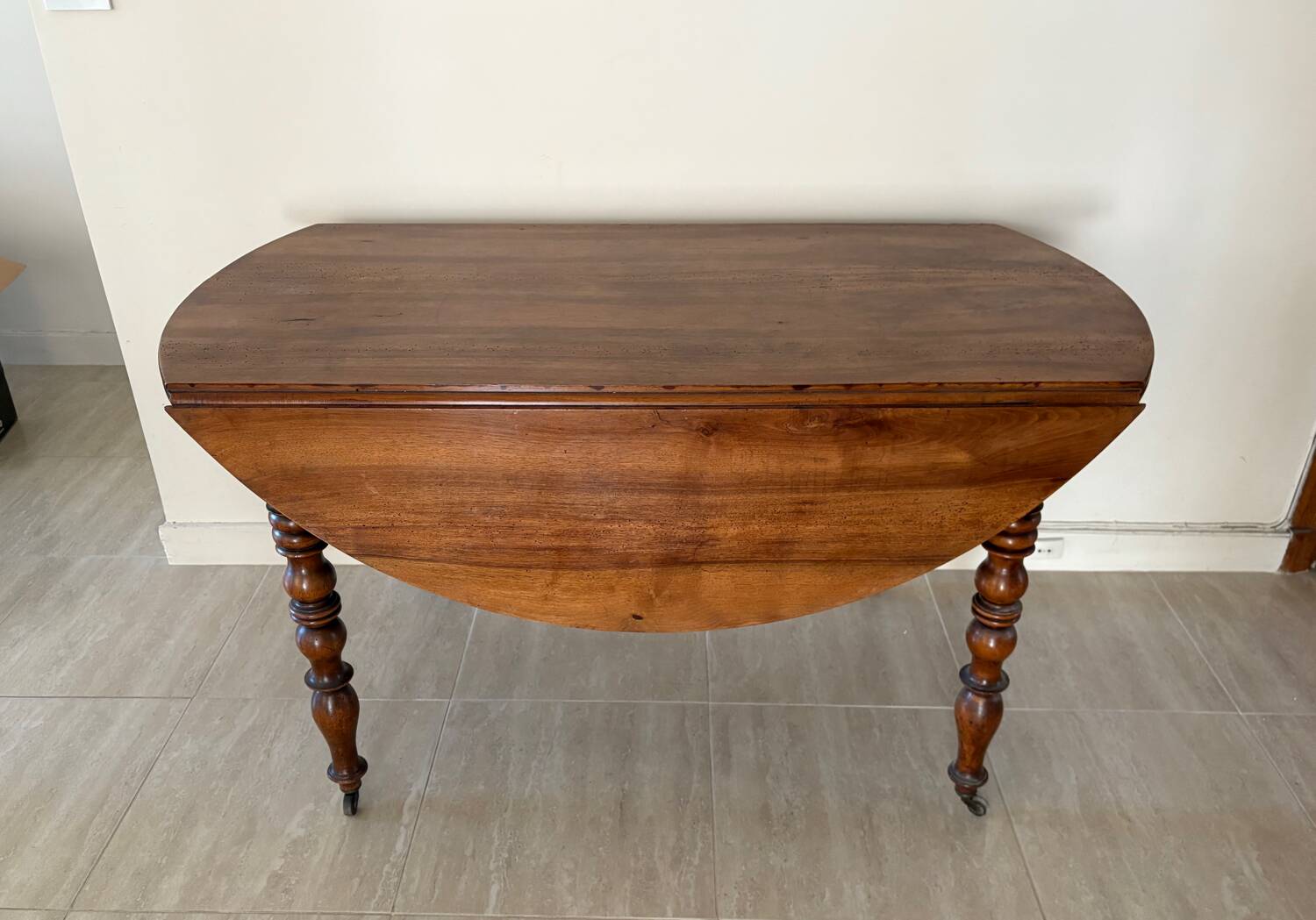 Solid wood extendable table