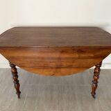 Extendable solid wood table