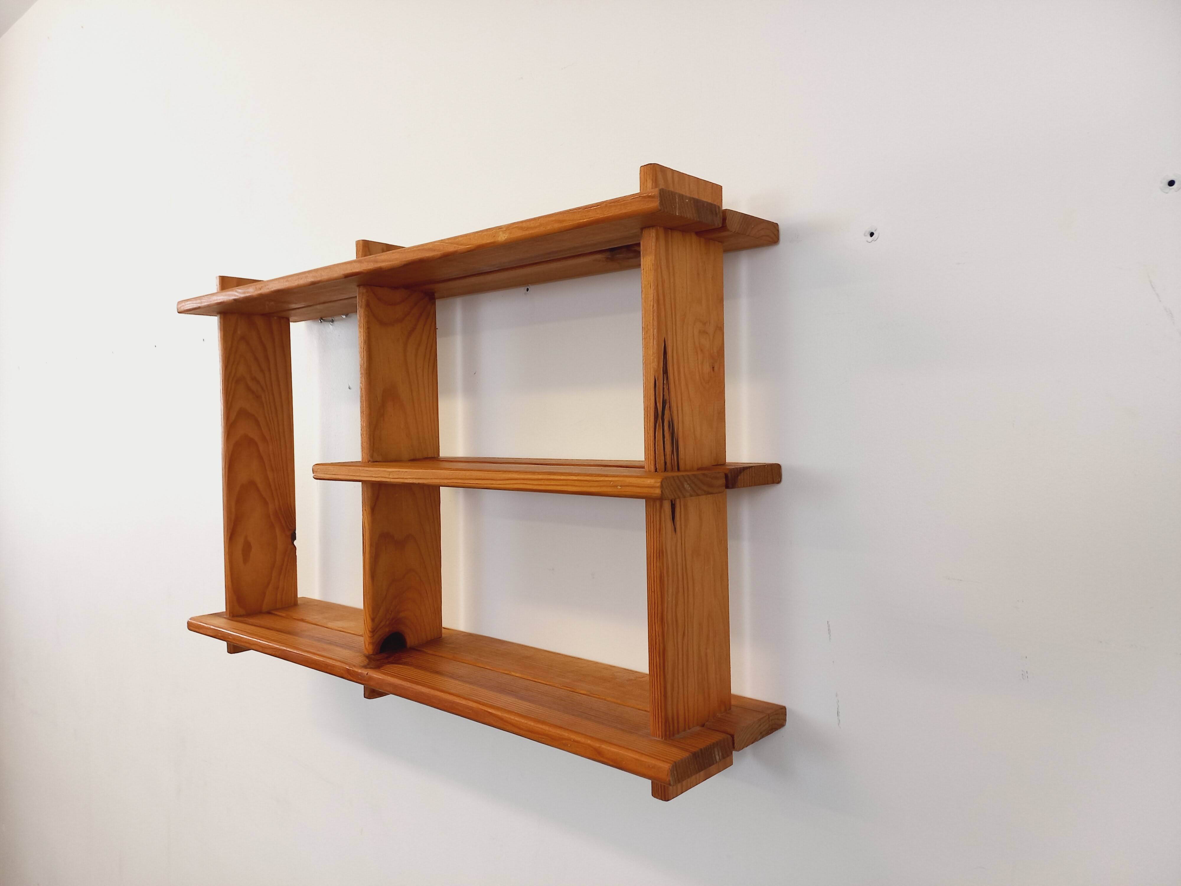 Vintage pine wall shelf in Maison Regain style from the 80s