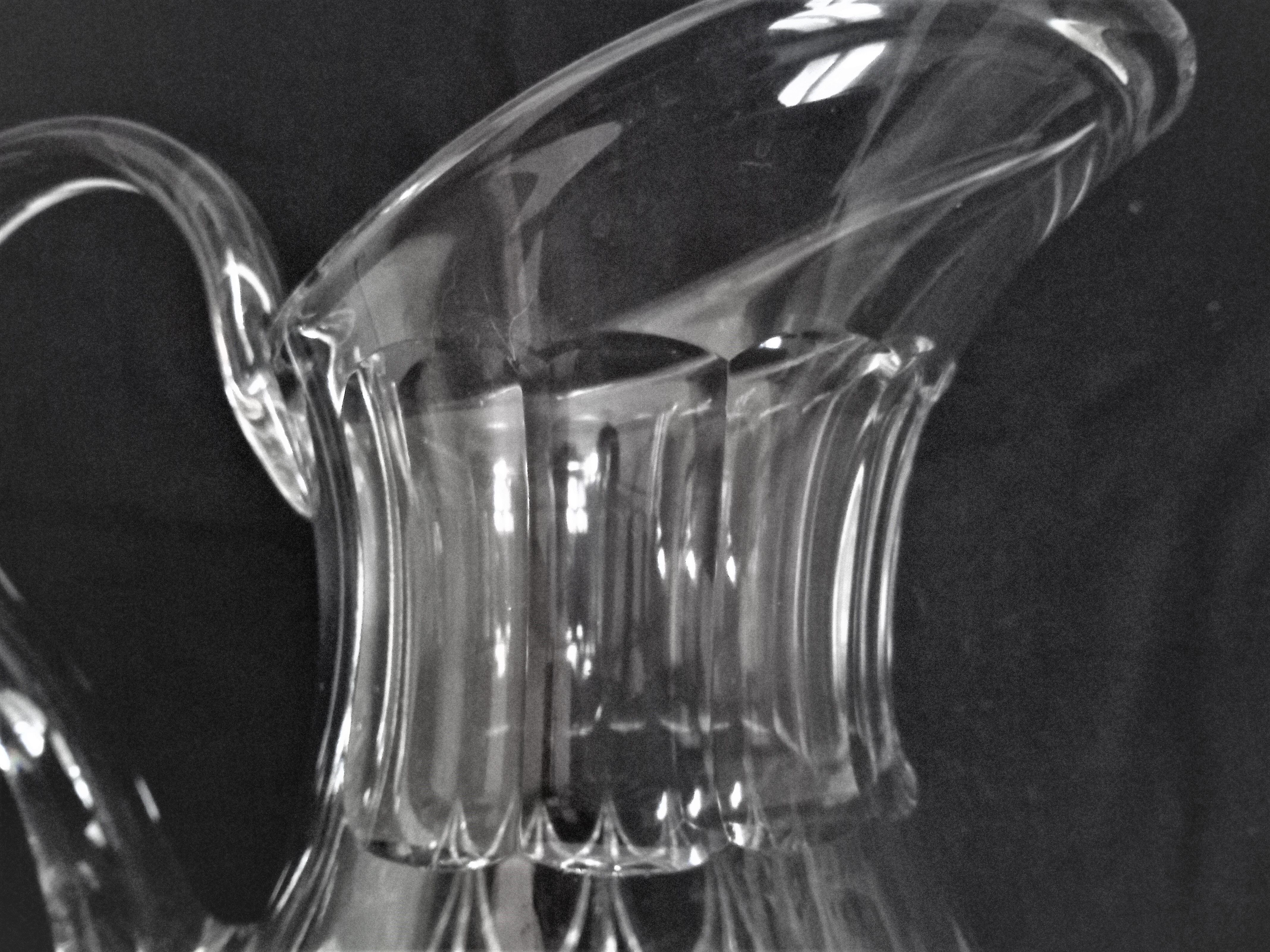 Carafe à eau en cristal taillé de Saint Louis, signée