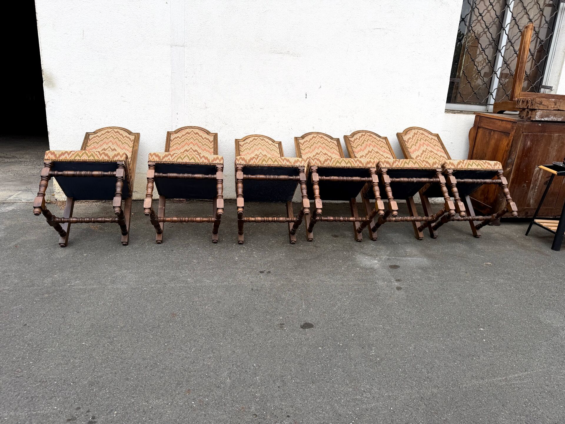 Série de 6 chaises à haut dossier de style Louis XIII