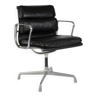 Chaise de bureau noire en aluminium Herman Miller Original Eames EA408S « Soft Pad »