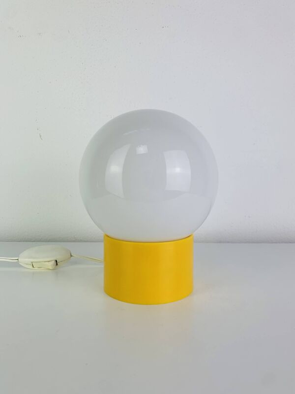 Lampe boule Space Age, opaline et socle jaune, années 60