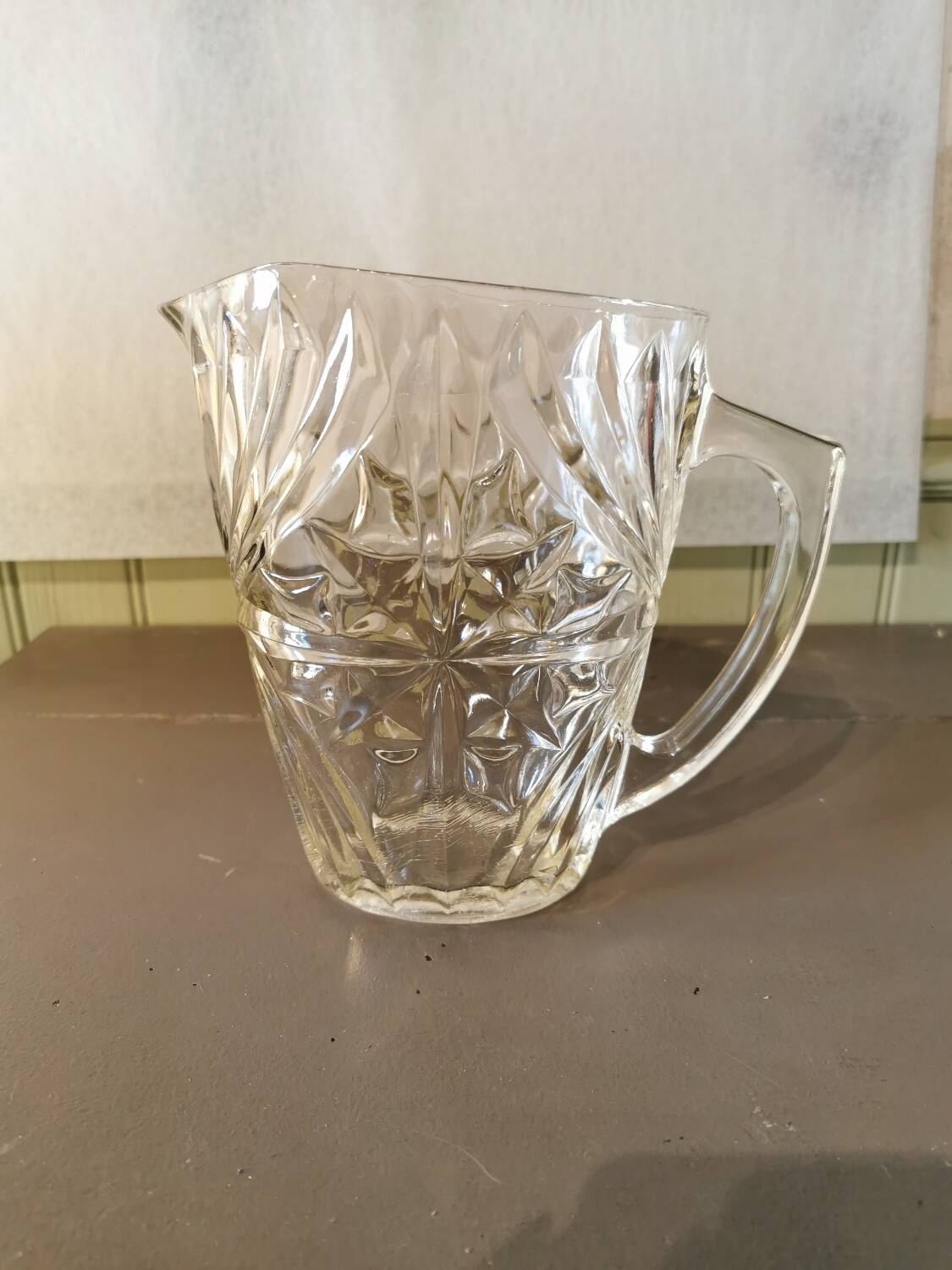 Pichet vintage en verre moulé