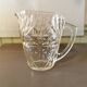 Pichet vintage en verre moulé