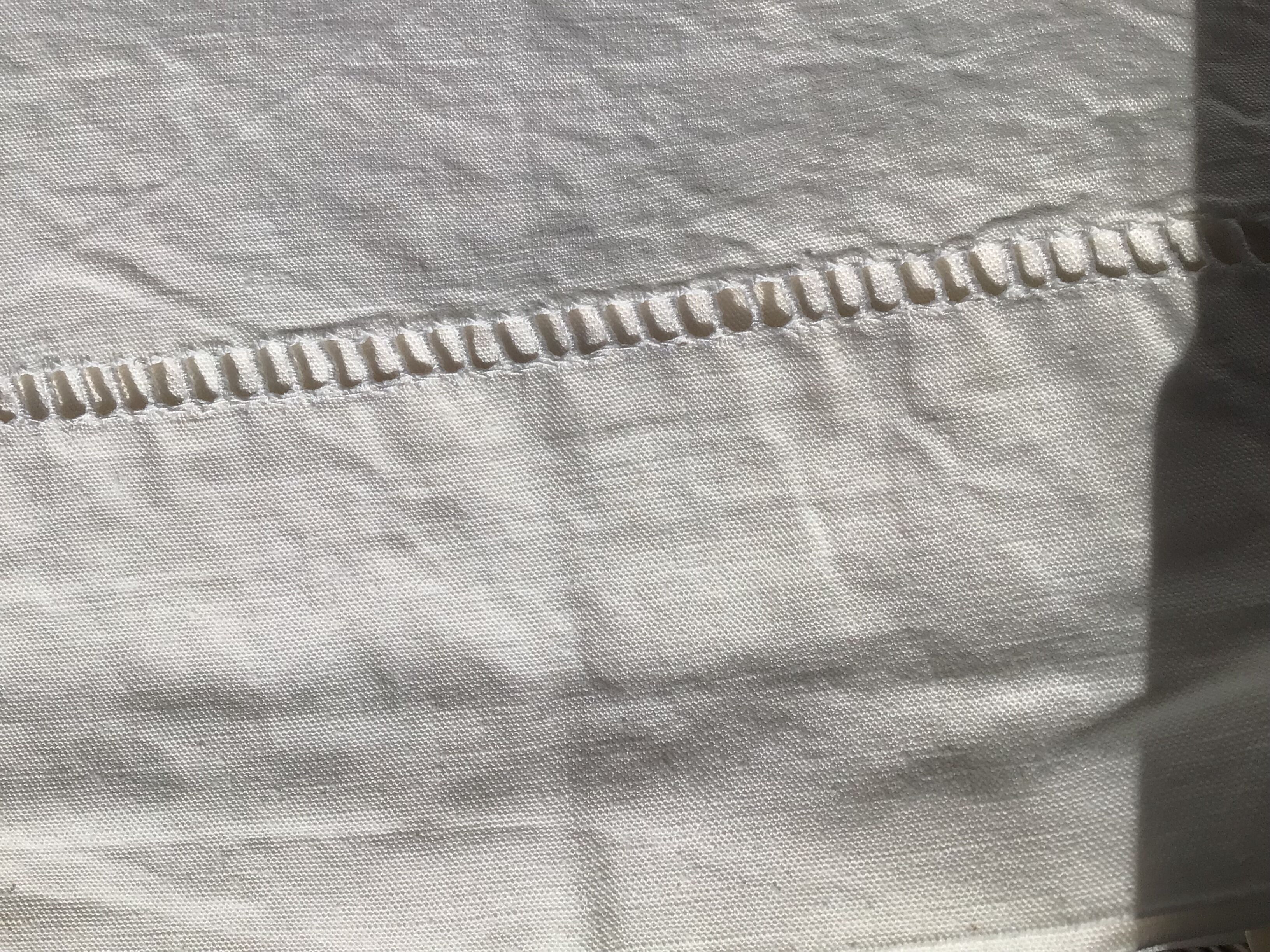 2-seater sheet embroidered FH and mestizo cream tablets