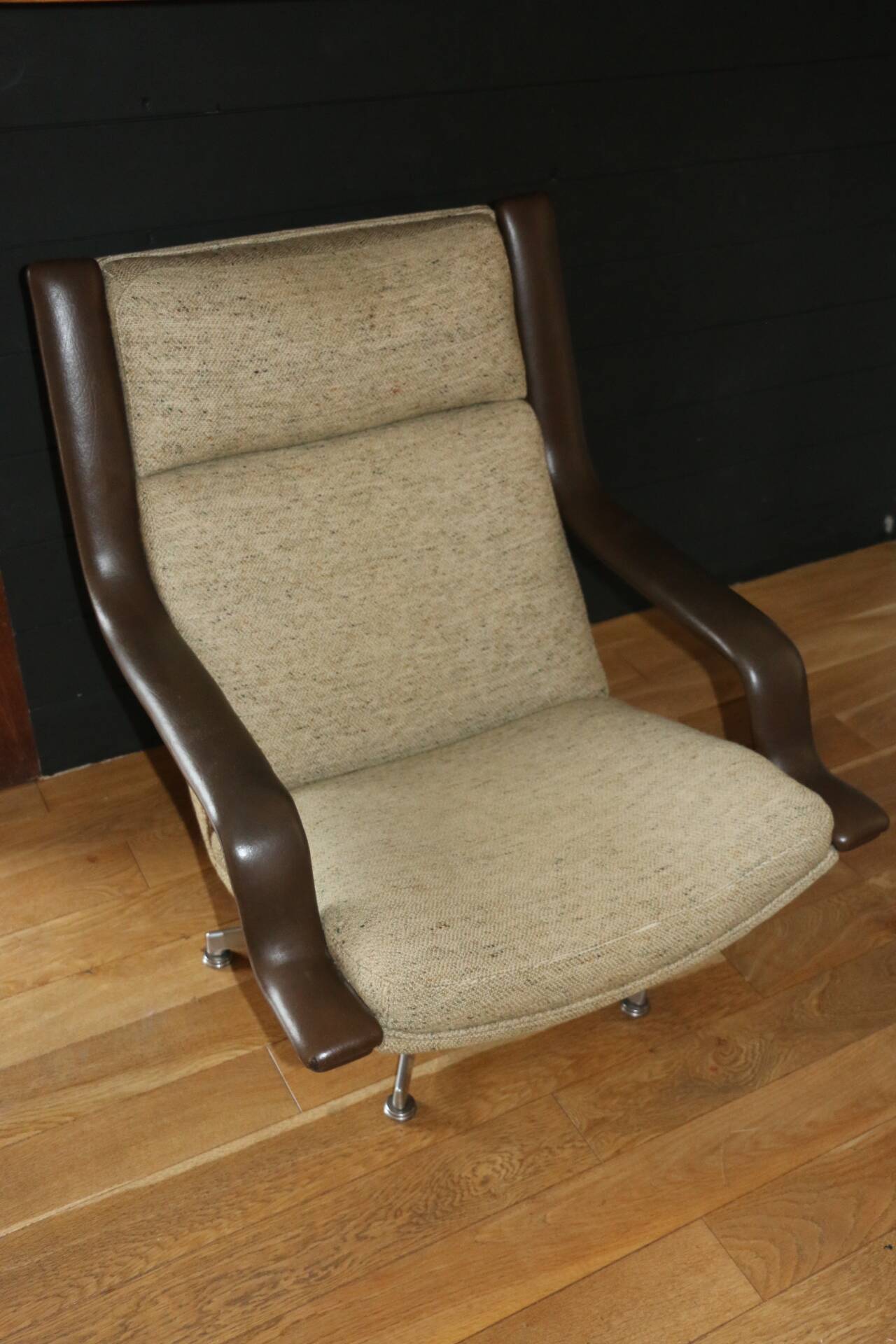 F140 Geoffroy Harcourt armchair