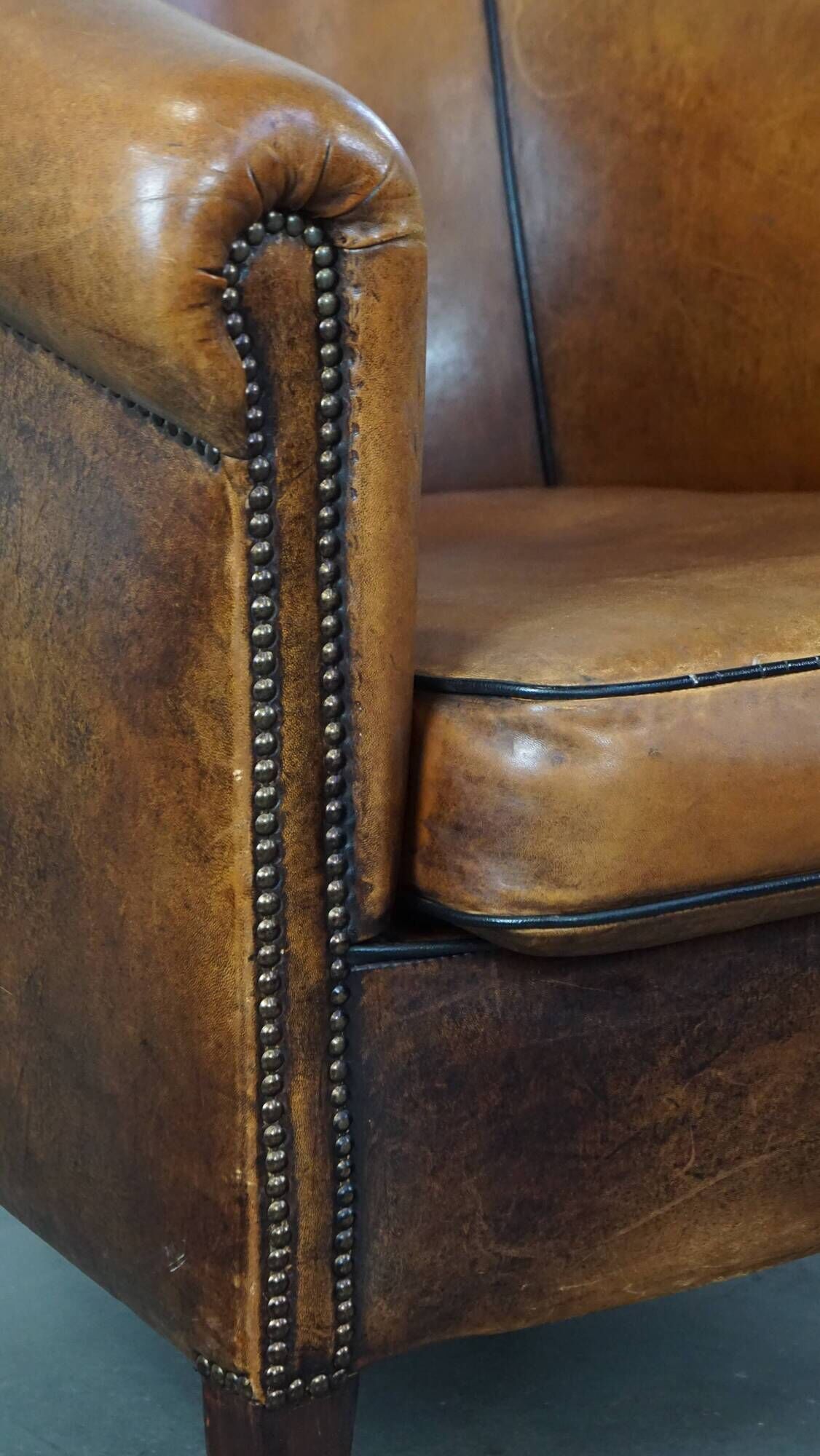 Set of 2 club armchairs in sheepskin leather with black piping