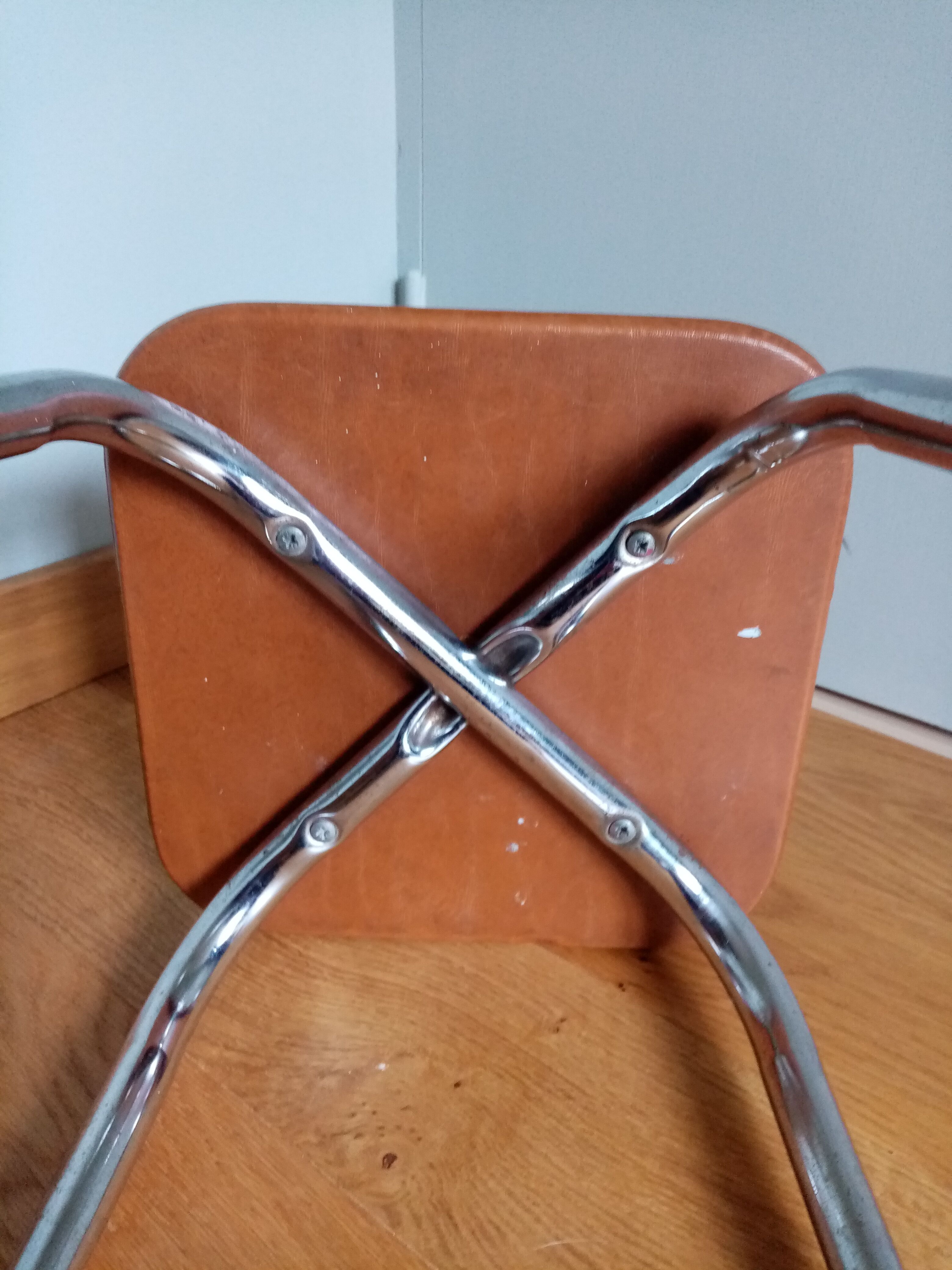 Caramel skaï stool and tapered feet in chrome metal