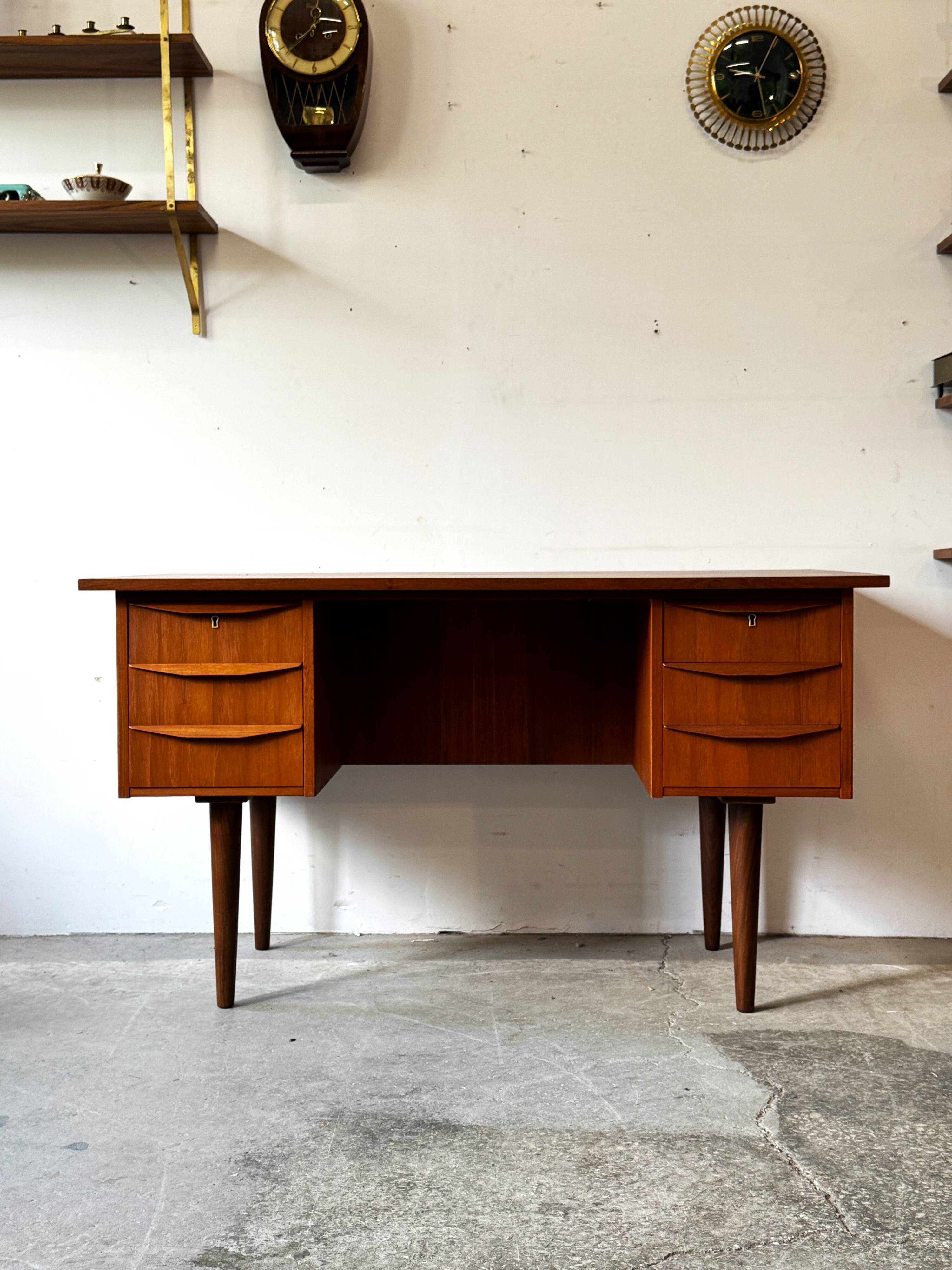 Freestanding teak desk, Denmark 60s/70s, vntg, mid-c modern
