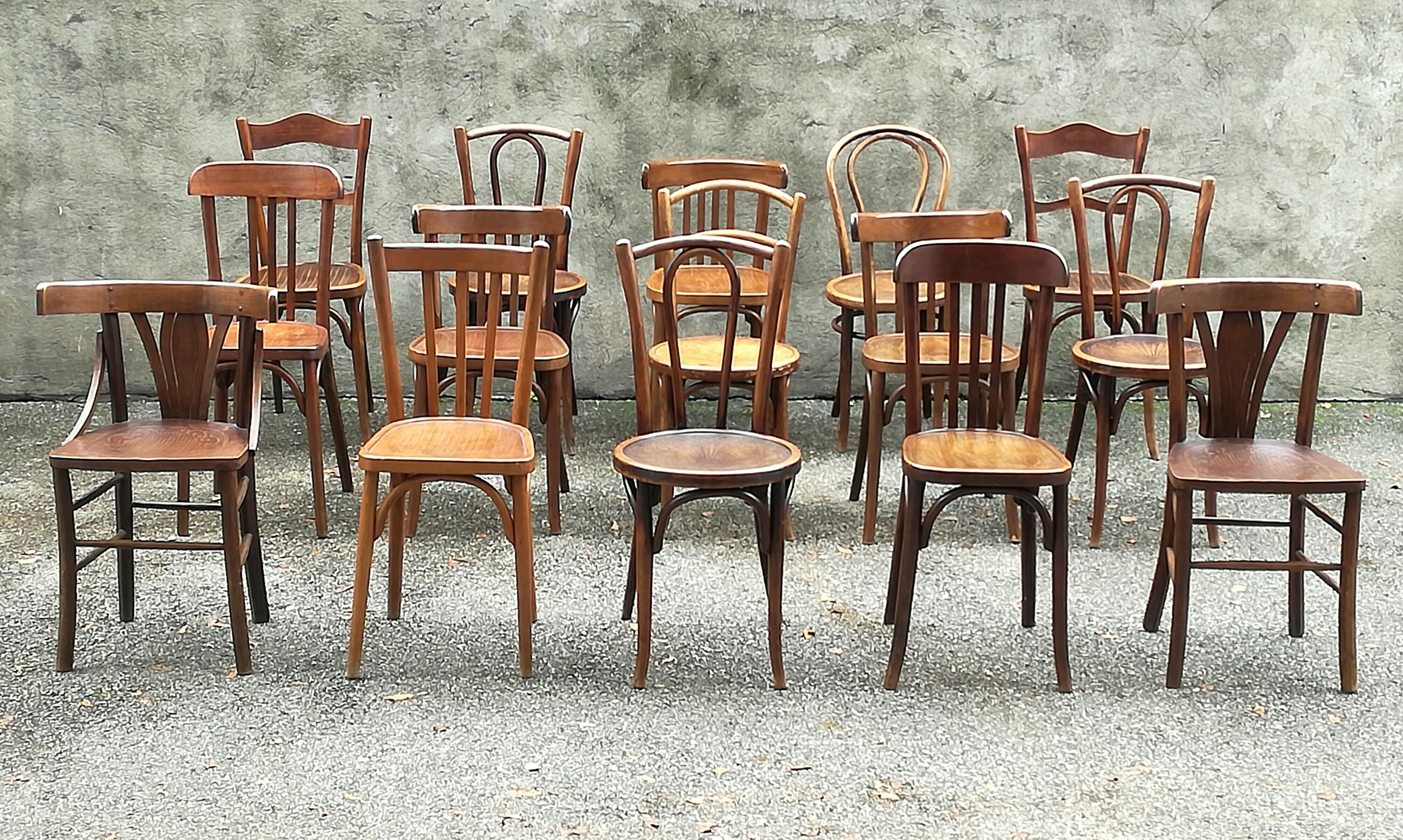 Lot de 15 chaises bistrot vintage
