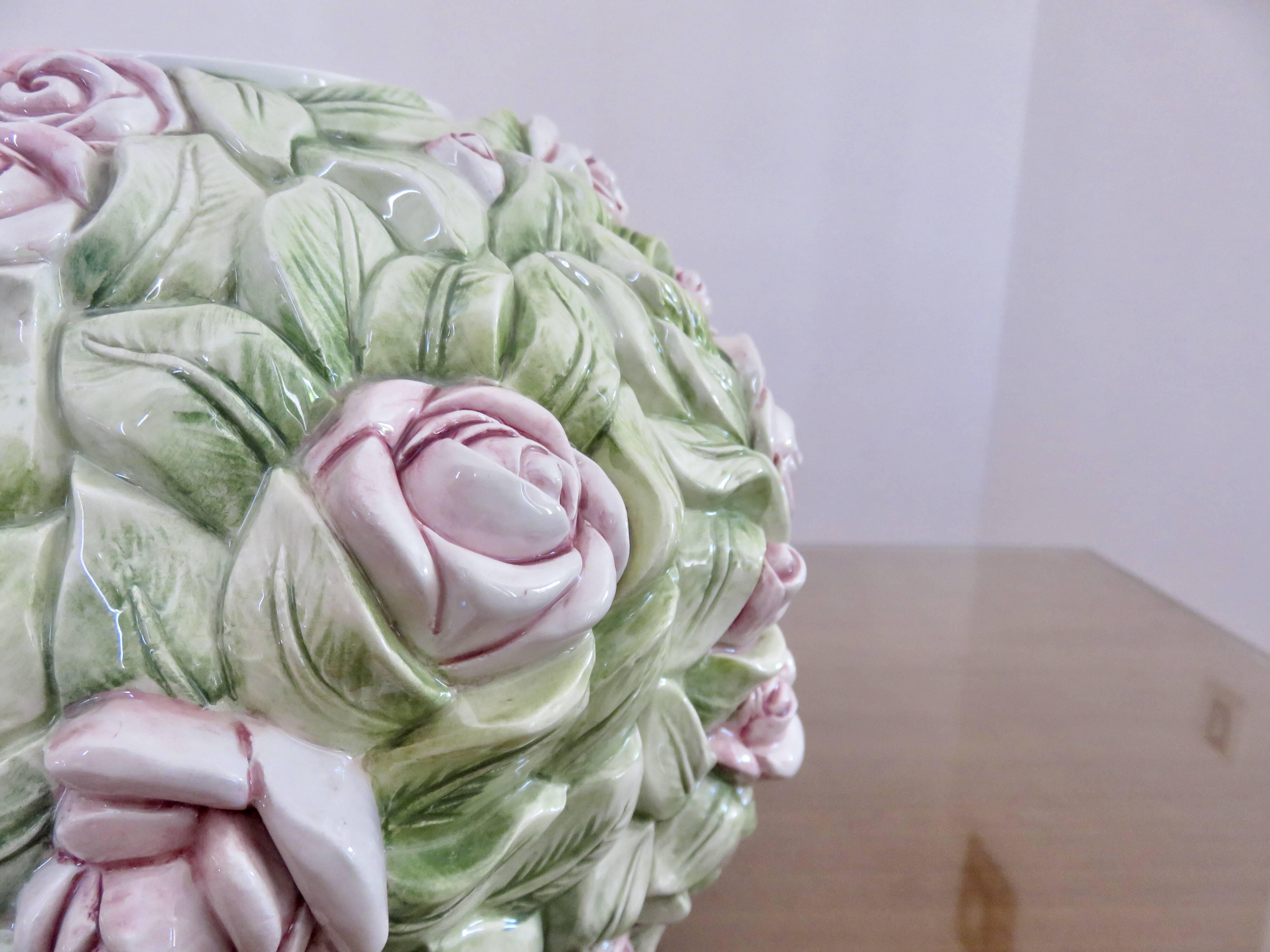 Vase en barbotine, décor floral