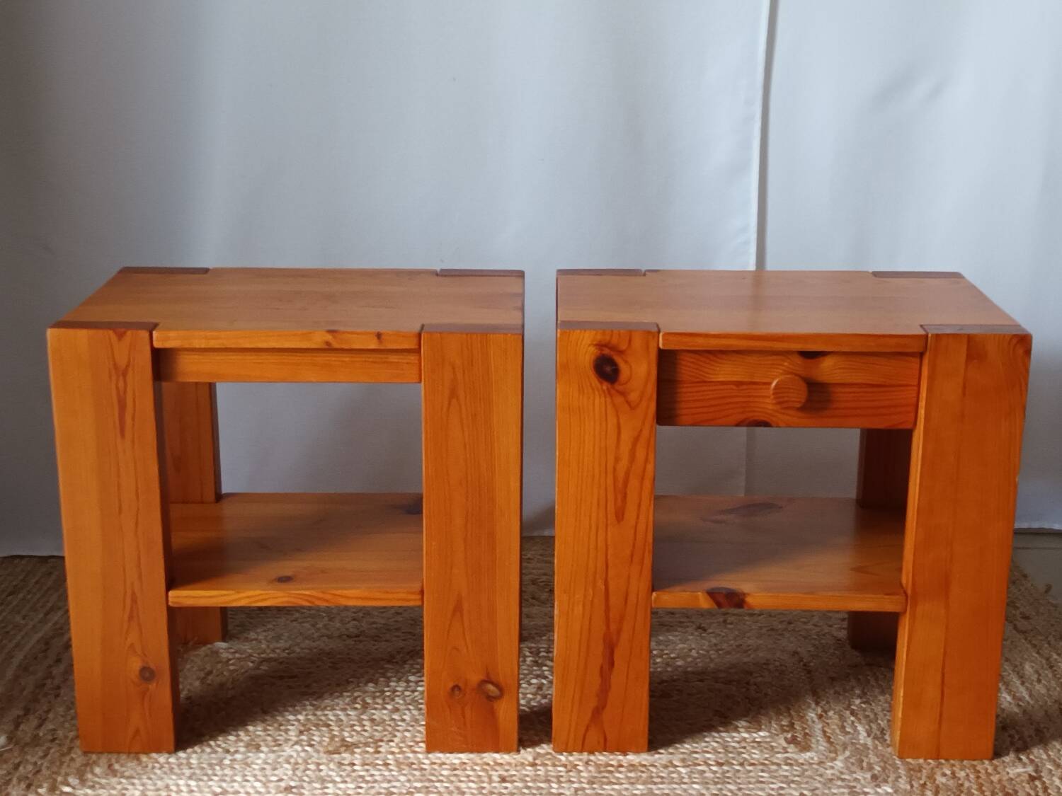 Paire de chevets en pin vintage