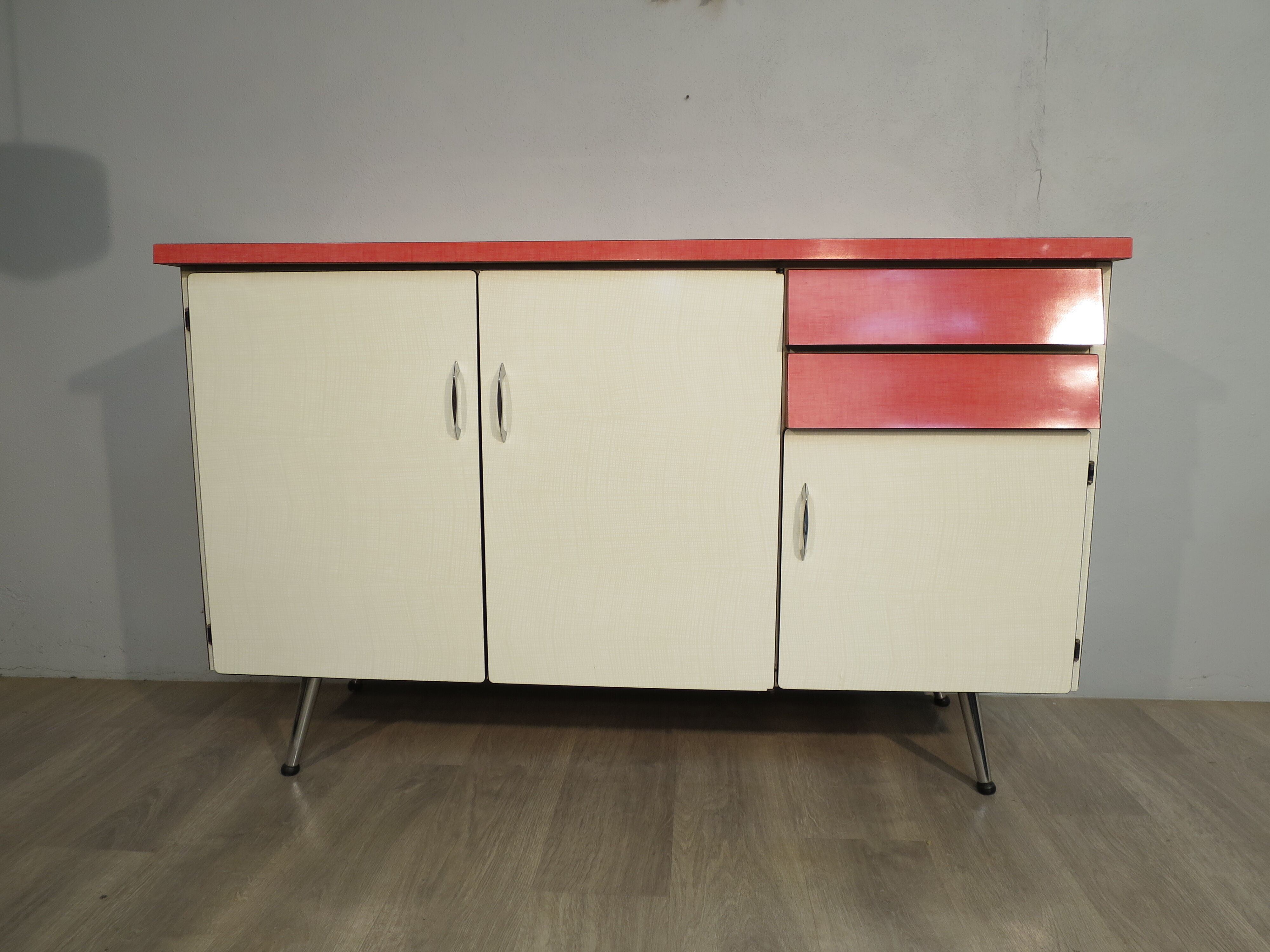 Buffet formica feet compass